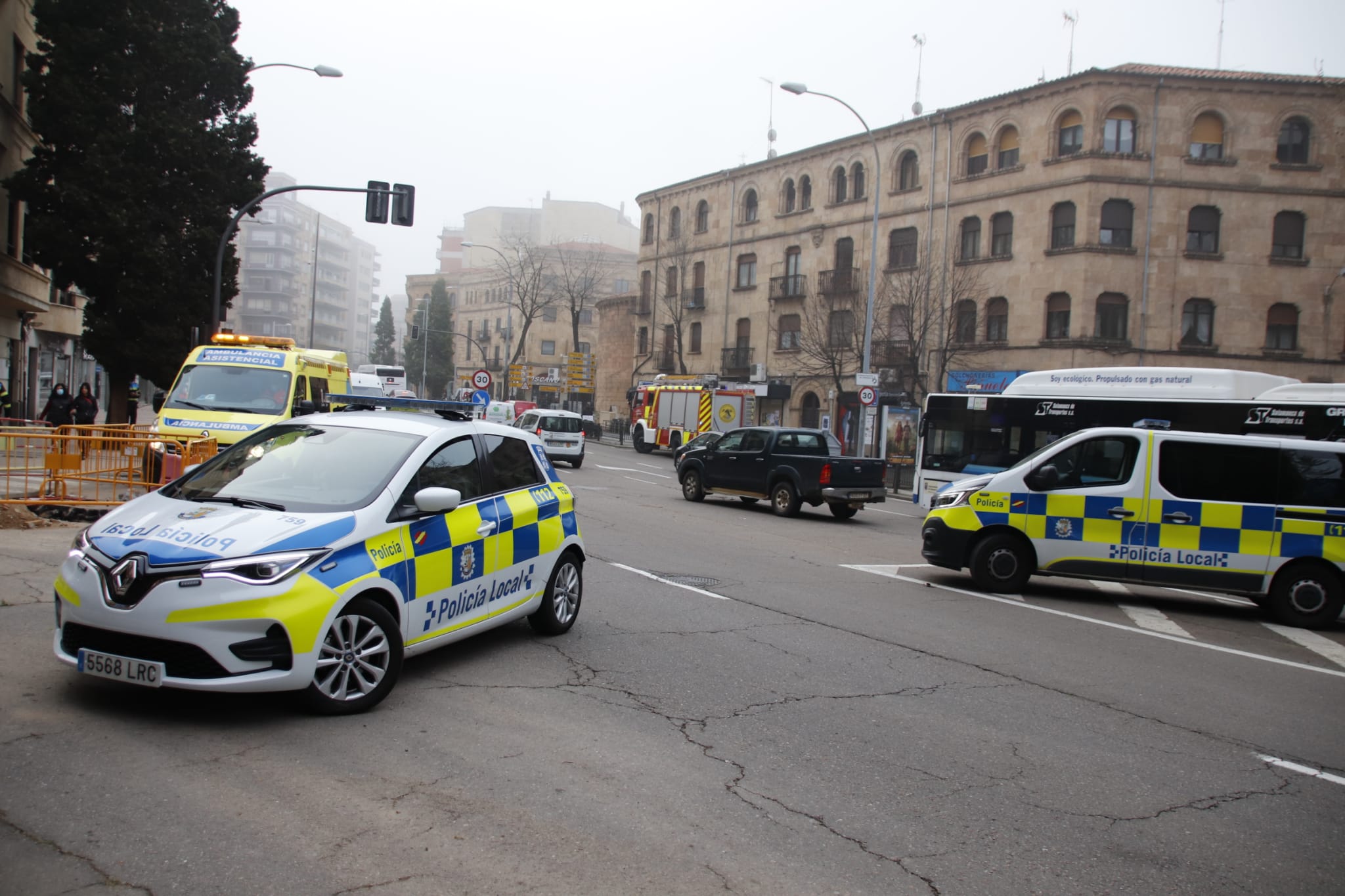 Bomberos y Policía Local en el paseo de Carmelitas