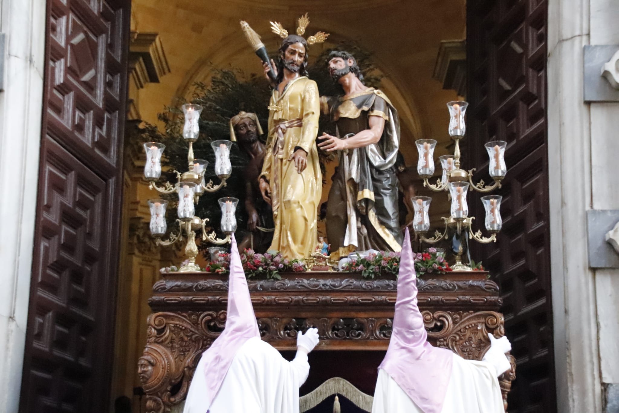 Una recogida Seráfica procesiona por Salamanca sin el paso de Jesús ante Pilatos