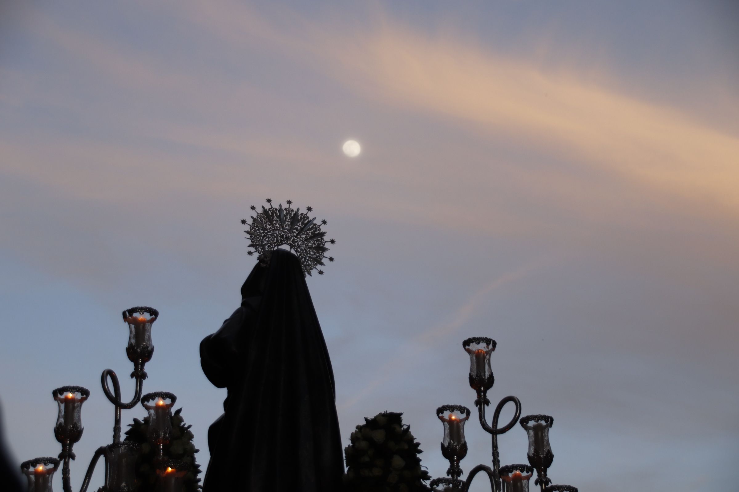 Una recogida Seráfica procesiona por Salamanca sin el paso de Jesús ante Pilatos en 2022