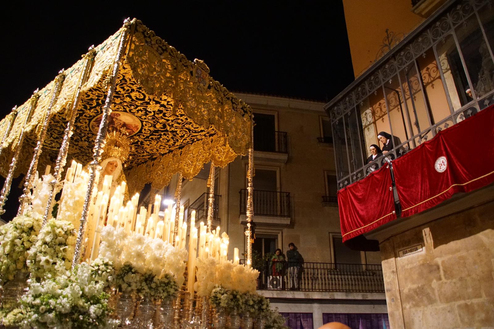 El paso de la Virgen de la Esperanza a su paso por Rúa Mayor