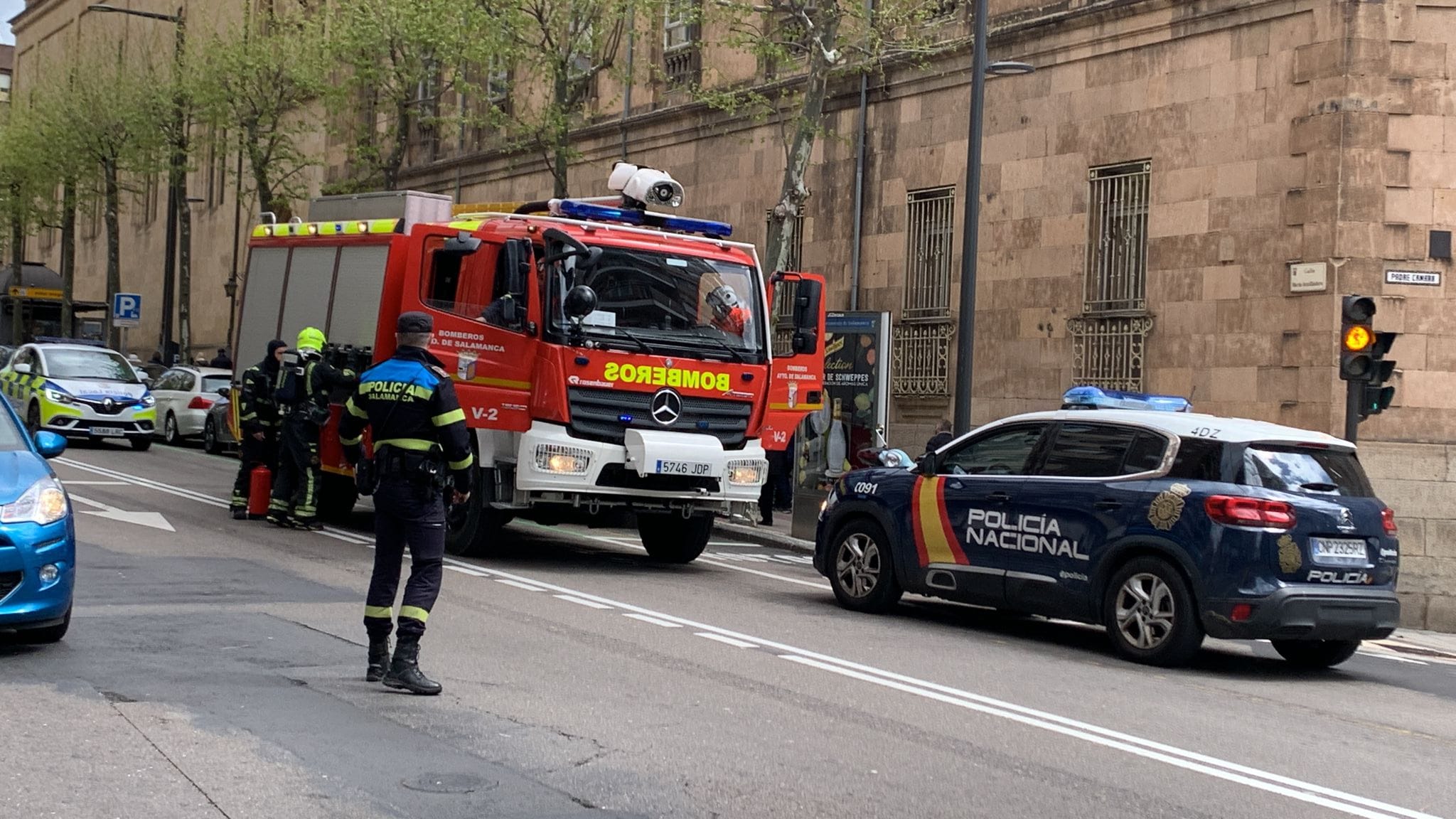 Bomberos sofocan el incendio originado en un vehículo en la calle María Auxiliadora (1)