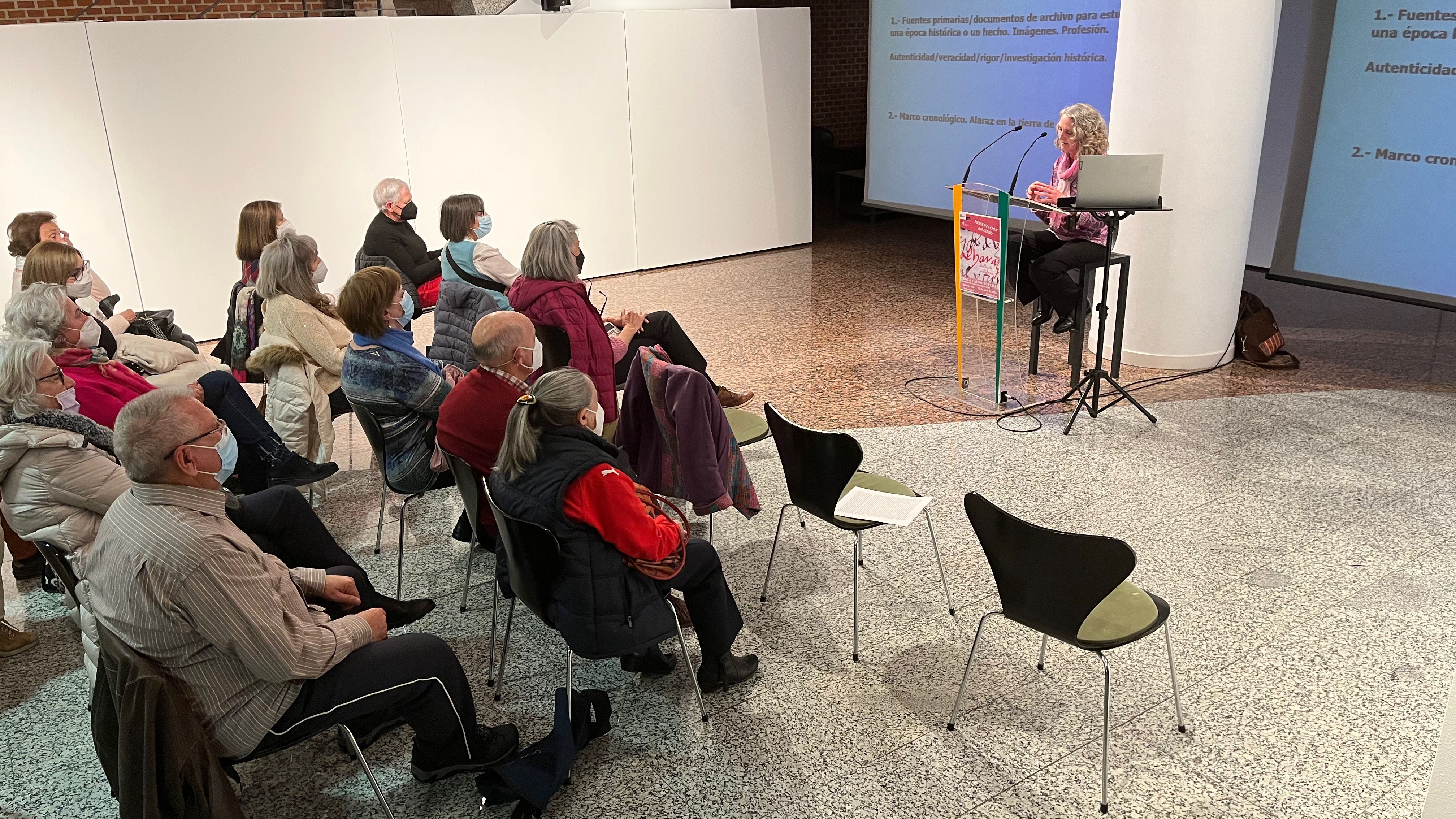 Una treintena de personas han acudido a la presentación del libro «Alharaz. Huellas de su historia» de Rosa Calvo