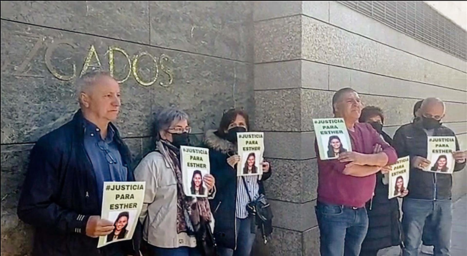 Personas concentradas ante el edificio de los juzgados de Valladolid reclamando justicia para la fallecida y su familia. - EP.