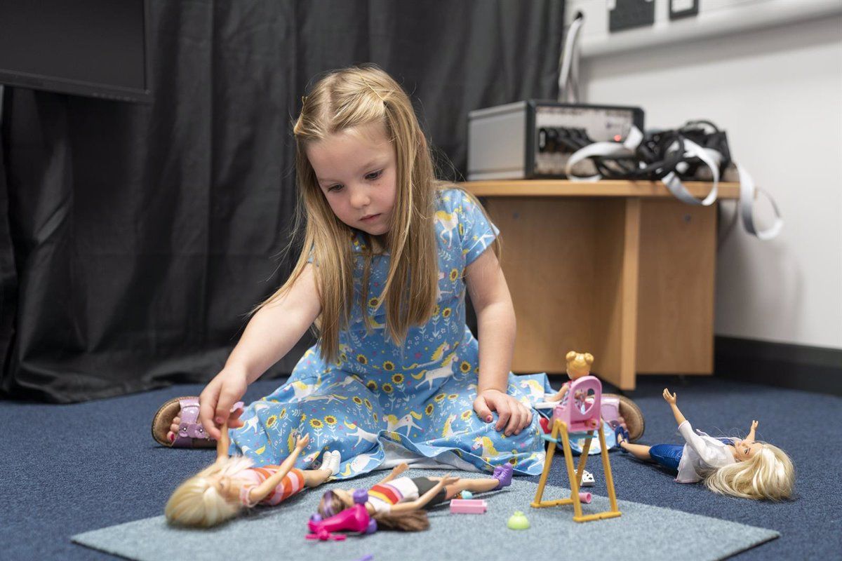 Niña de 5 años descontentos con un montón de juguetes. Demasiados juguetes  en concepto de comportamiento y desarrollo infantil. Vista aérea Fotografía  de stock - Alamy