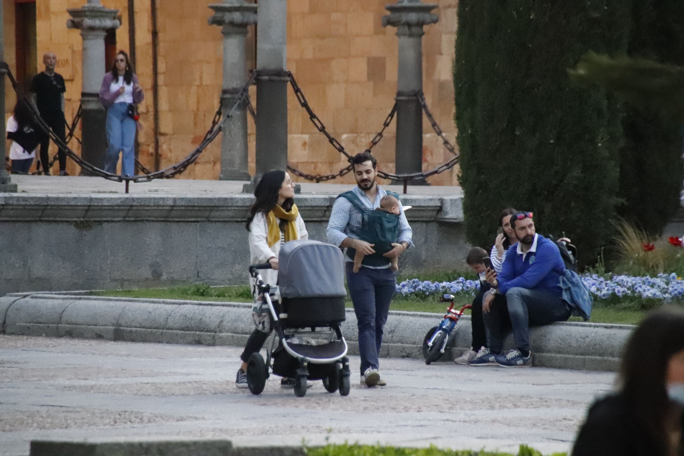 Gente en Anaya en primavera con carrito de bebé