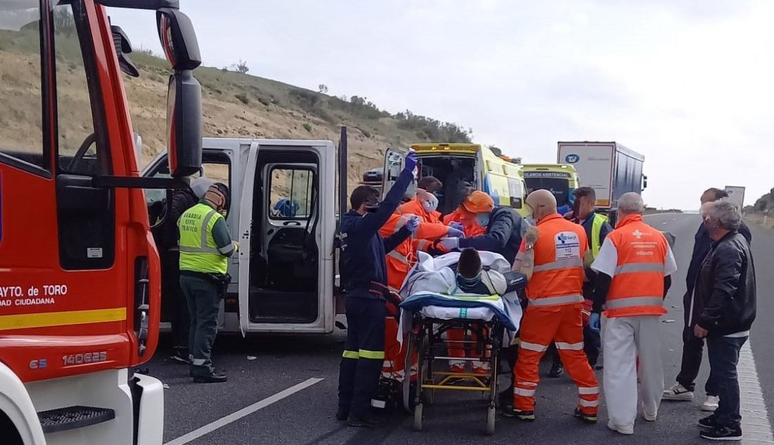 Dos heridos graves tras quedar atrapados en un accidente en la A-62, en Zamora. FOTO Z24H.