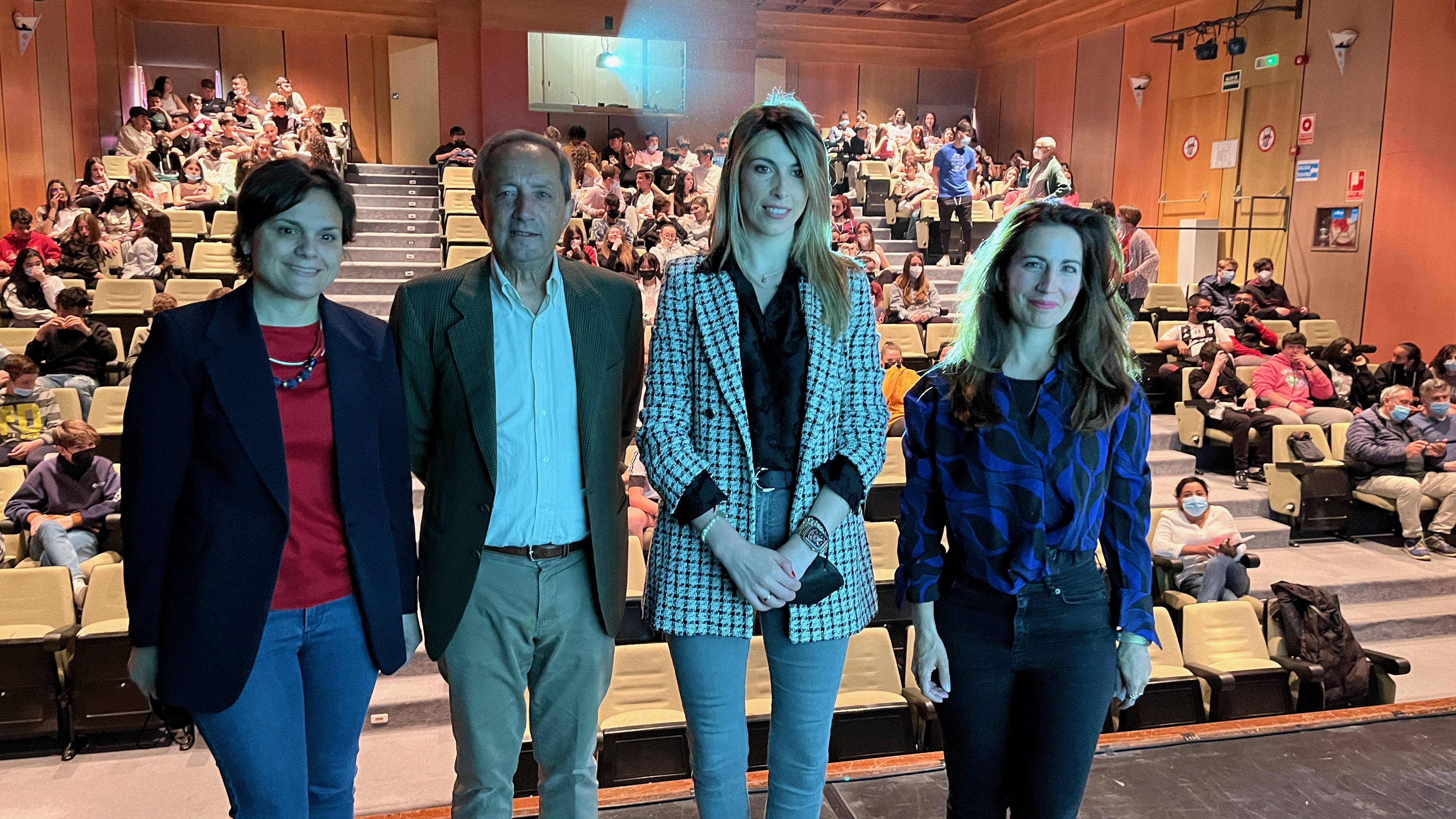 German Delibes junto a profesores del IES Germán Sánchez Ruipérez antes de la charla en Peñaranda