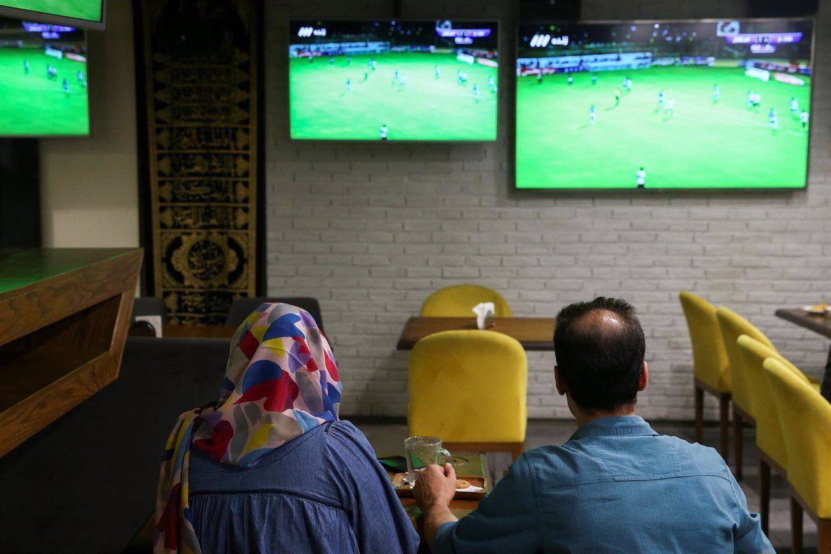 Partido de fútbol televisado. EP