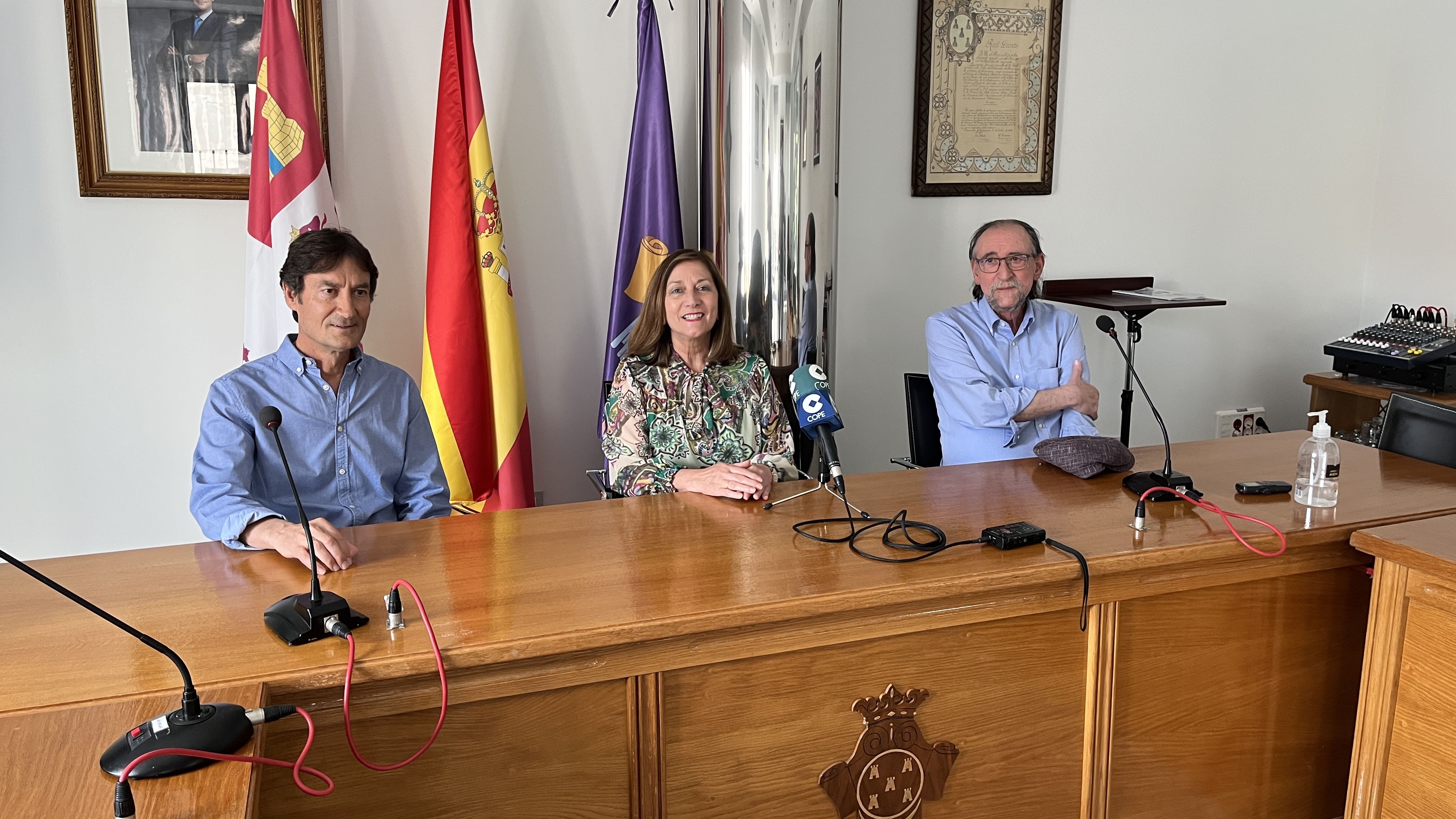 Lauren Sevillano, Carmen Ávila, y Alejandro Mesonero han dado a conocer cuándo estará colocado el nuevo programa iconográfico para la parroquia