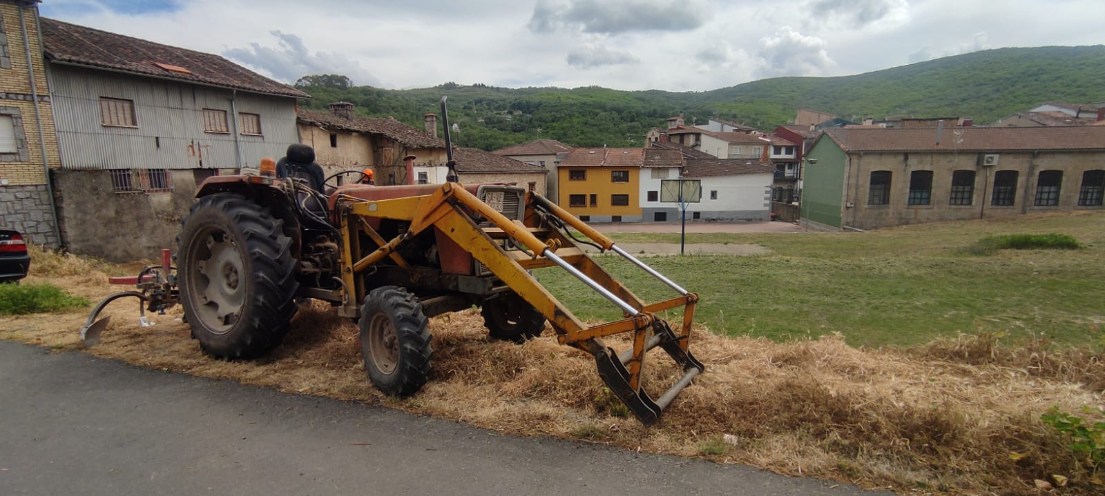 España vaciada tractor