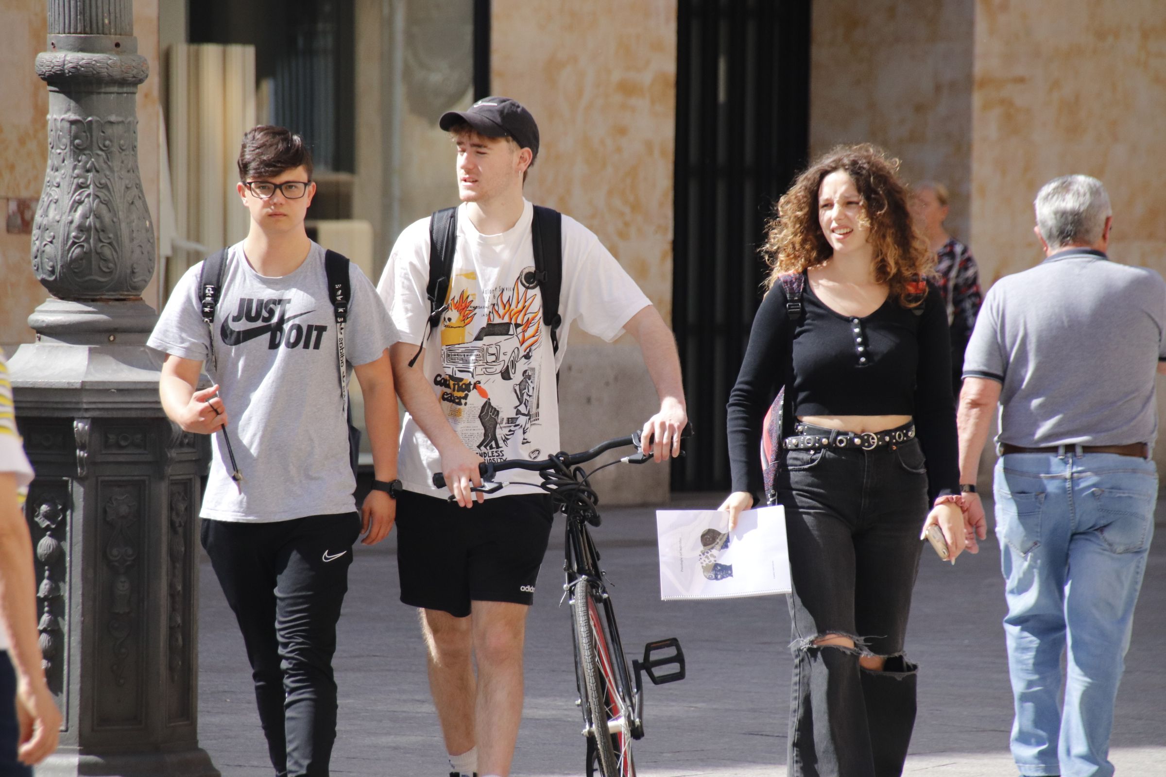 Gente paseando por la plaza del Liceo en Verano 