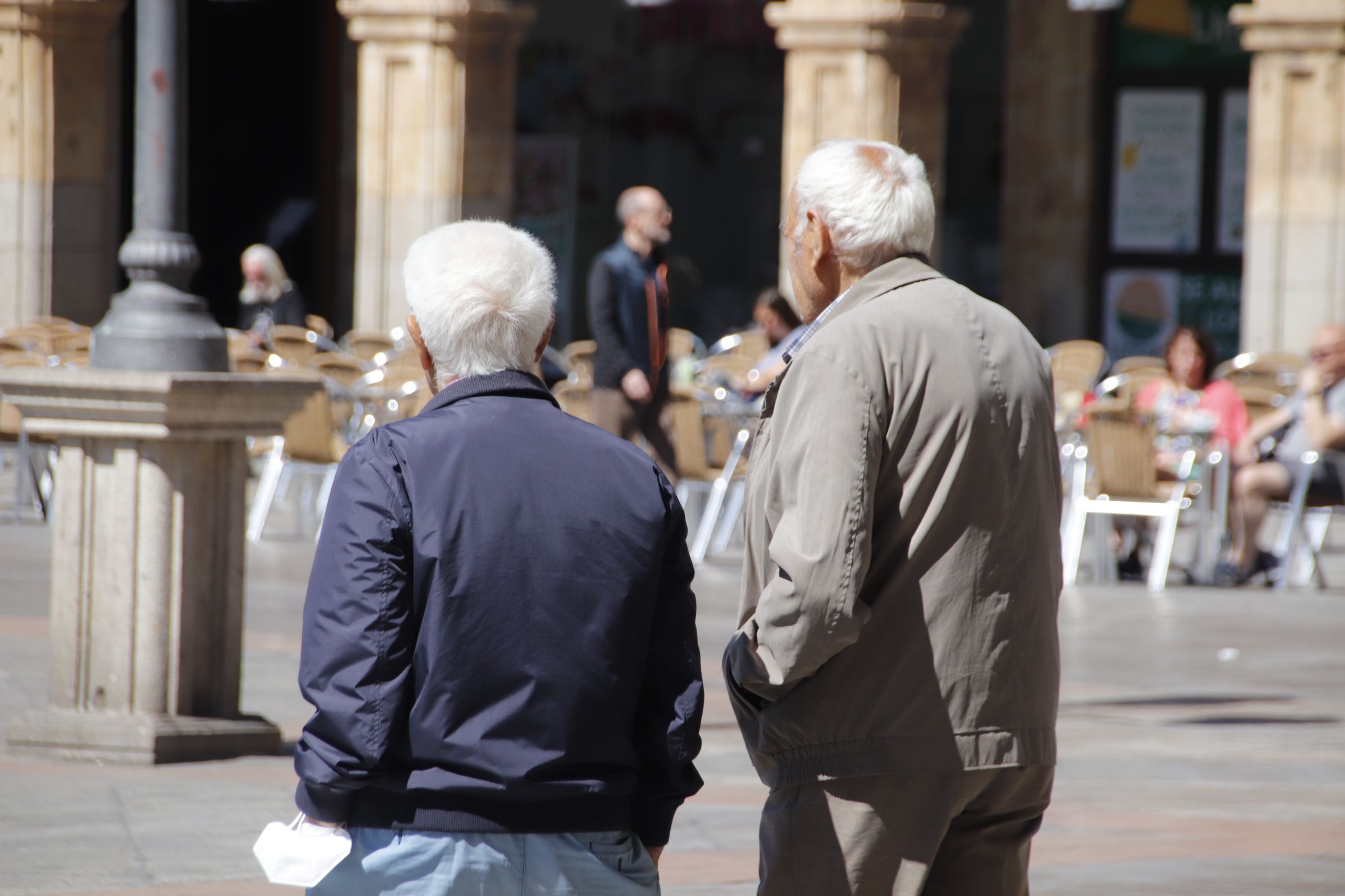 Gente pensionista por las calles de Salamanca 