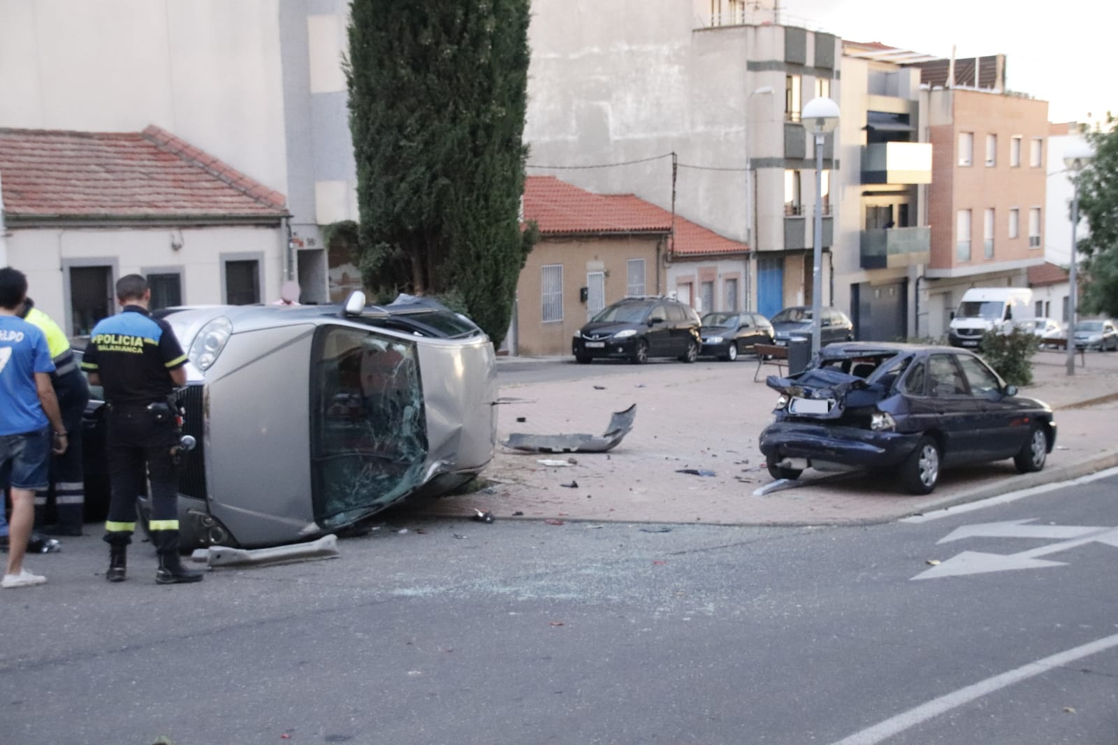 Aparatoso Accidente Que Termina Con Un Vehículo Volcado En La Calle ...