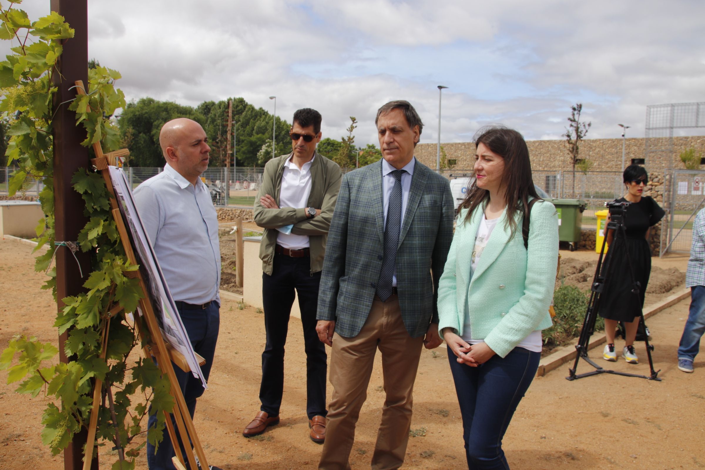 Carlos García Carbayo, presenta el proyecto de ampliación de los Huertos Urbanos. Foto de archivo