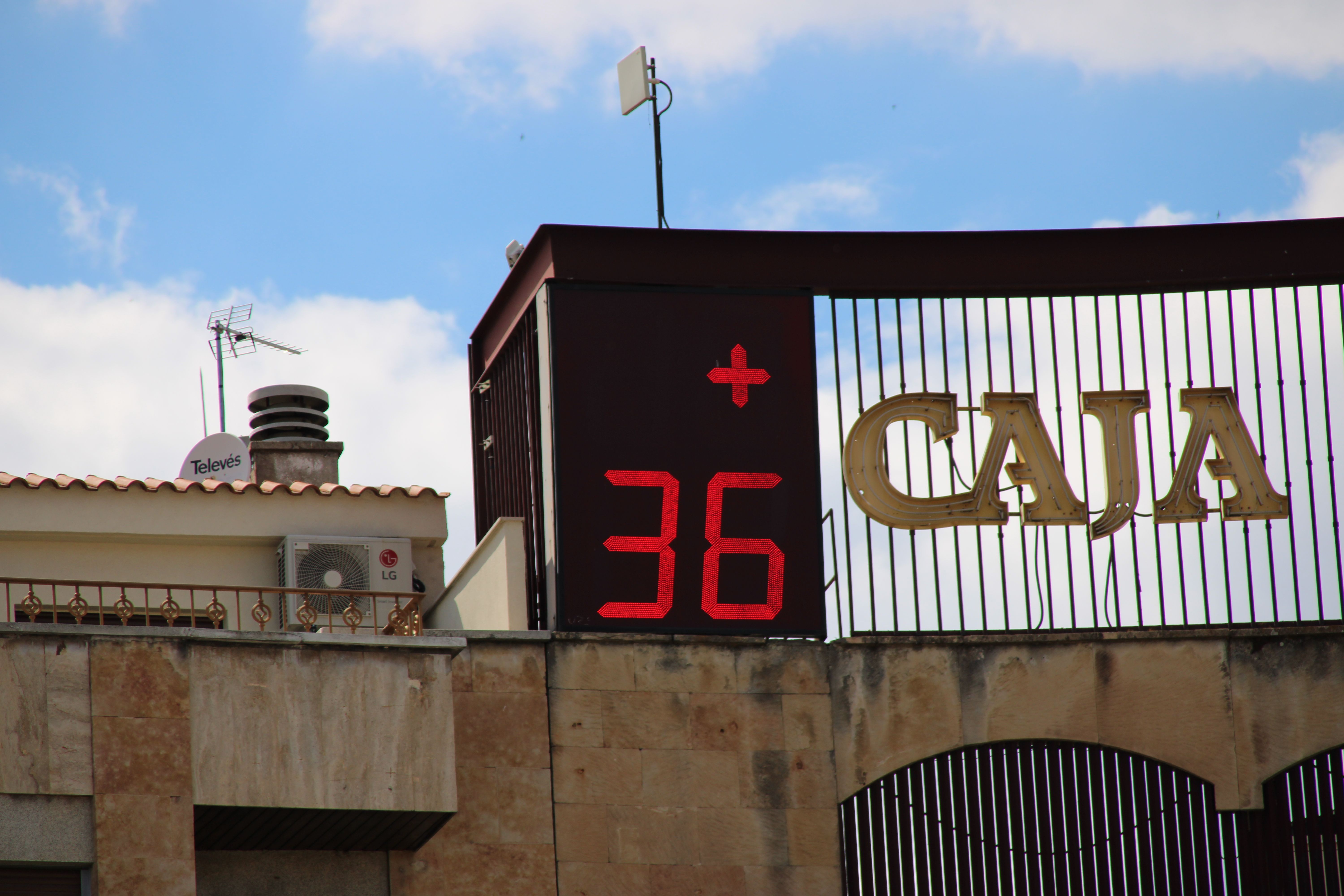 El termómetro de la Puerta de Zamora marcando una temperatura de 36 grados