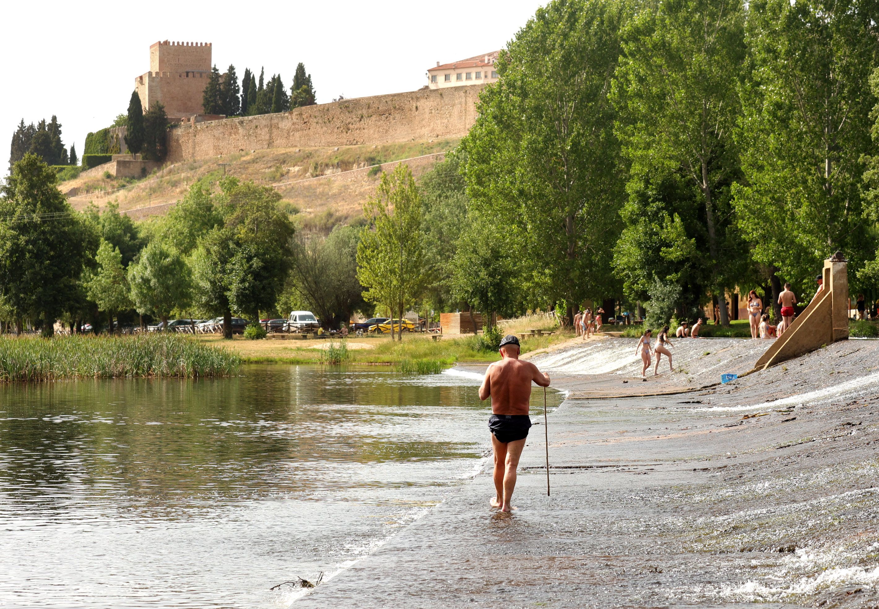 Calor, baño y altas temperaturas en el río Águeda 