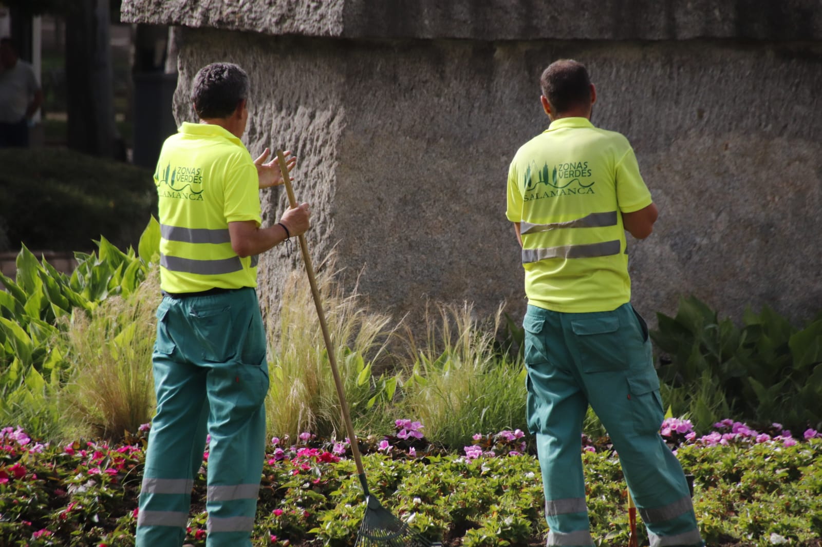 Trabajadores en un jardín de la capital