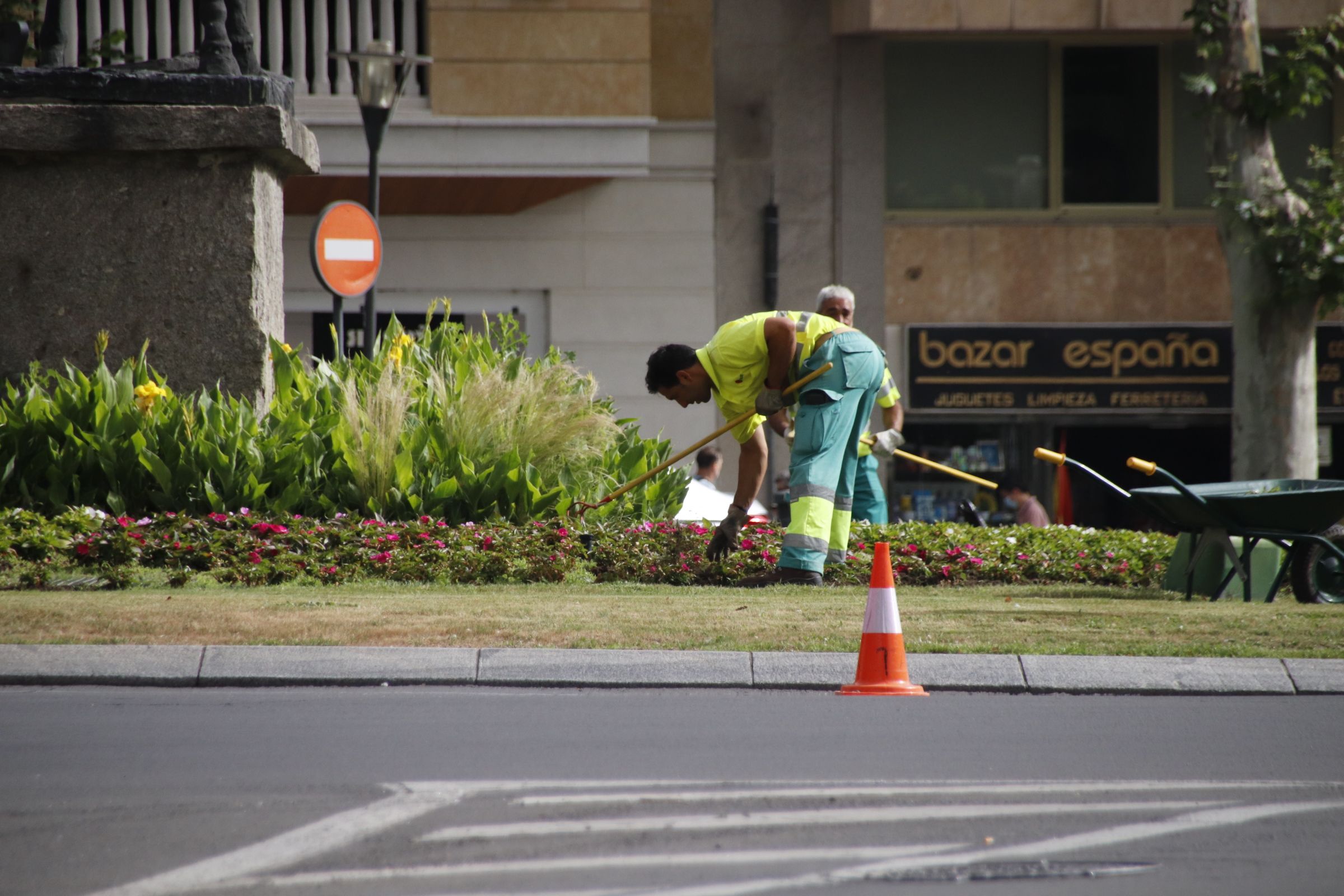 Trabajadores en un jardín de la capital