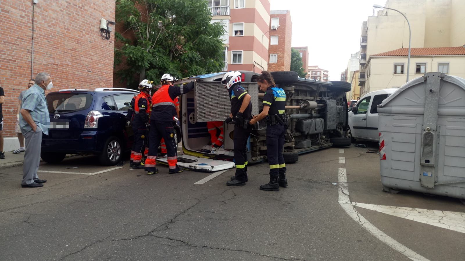 Vuelco de una ambulancia cerca de la estación de autobuses de Salamanca | Salamanca 24 Horas