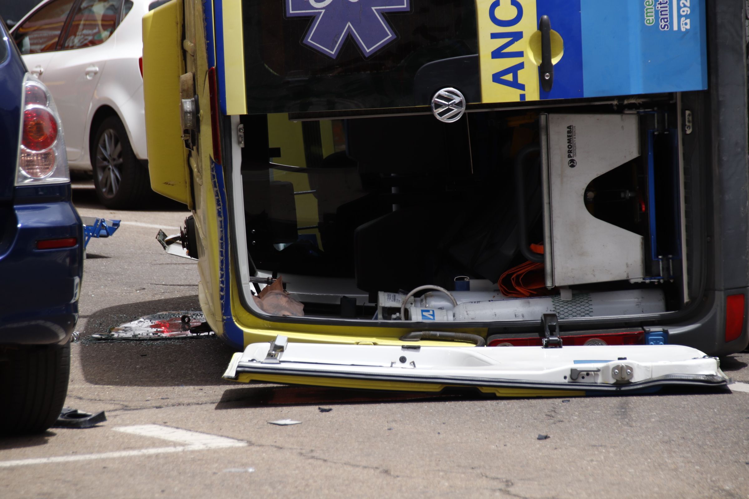 Vuelca una ambulancia en la calle peña de Francia