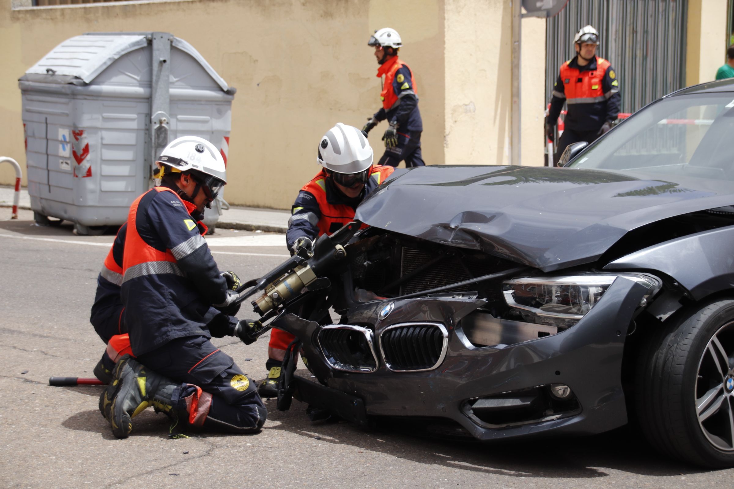 Vuelca una ambulancia en la calle peña de Francia
