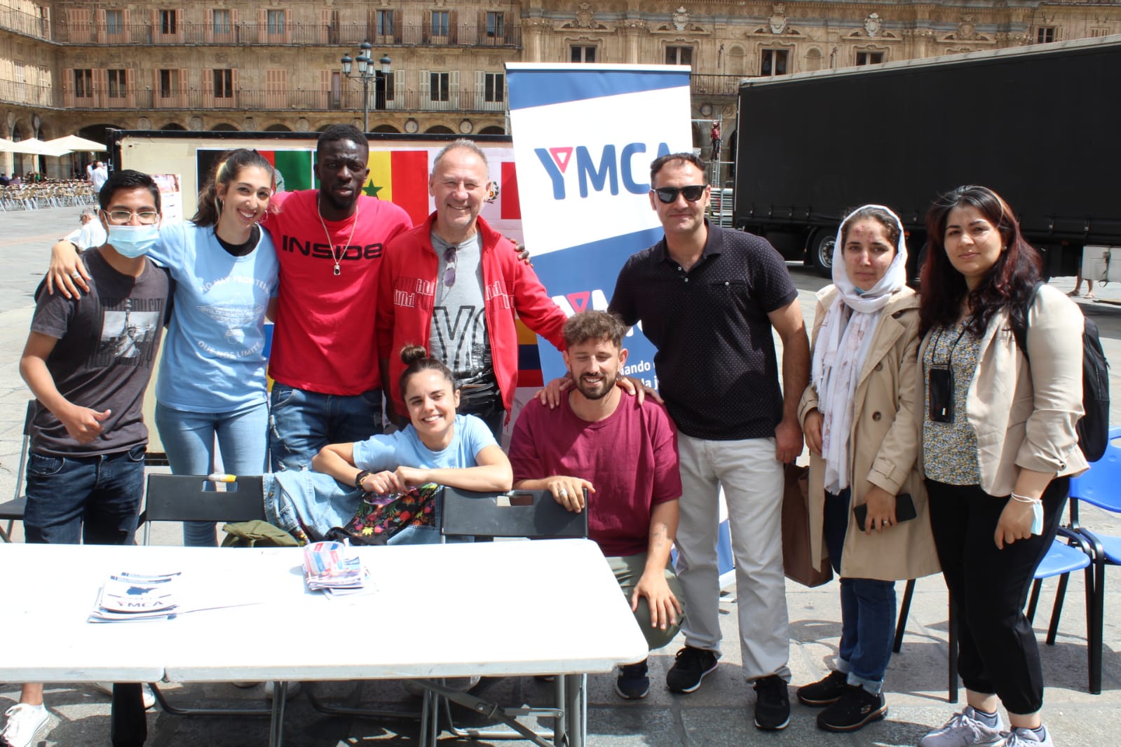 Refugiados junto a miembros de la asociación Ymca de Salamanca. Foto S24H.