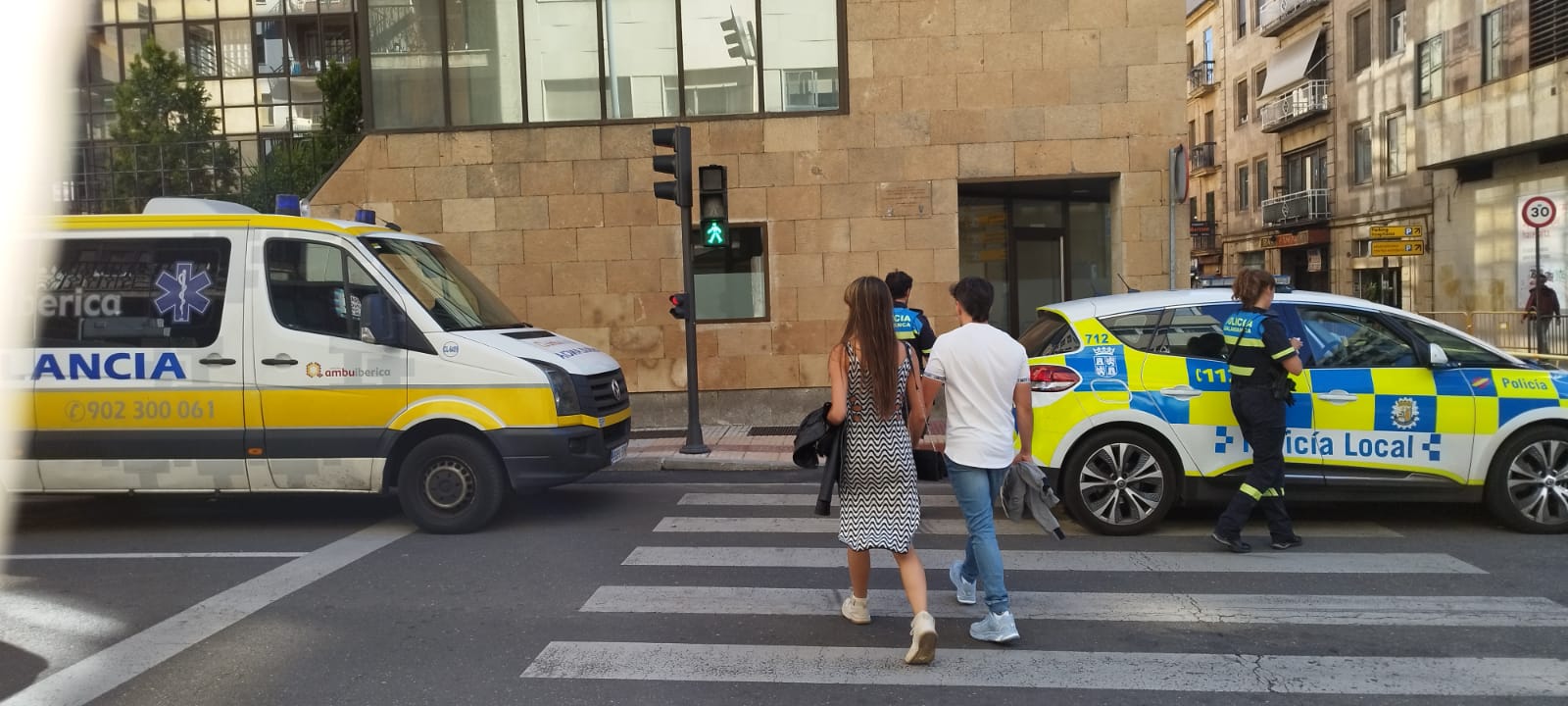 Ambulancia y Policía Local, presentes en la Avenida de Italia | Salamanca 24 Horas