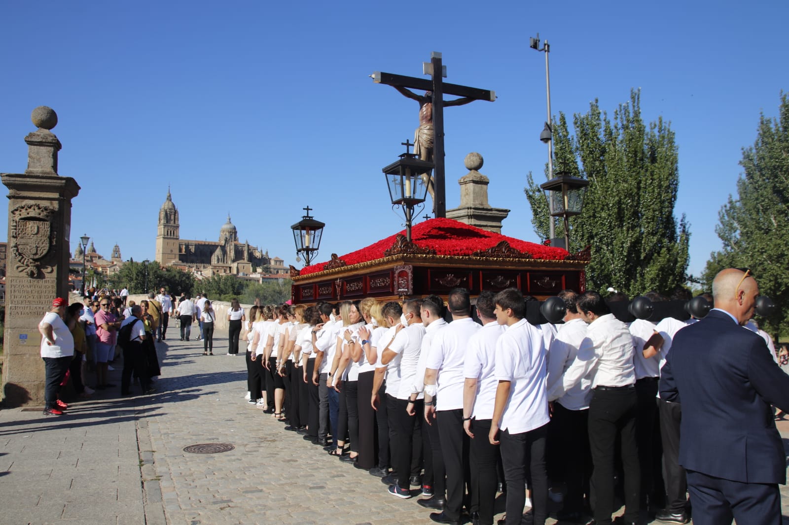 Salida en Procesión del Cristo del Amor y la Paz por su 50 aniversario