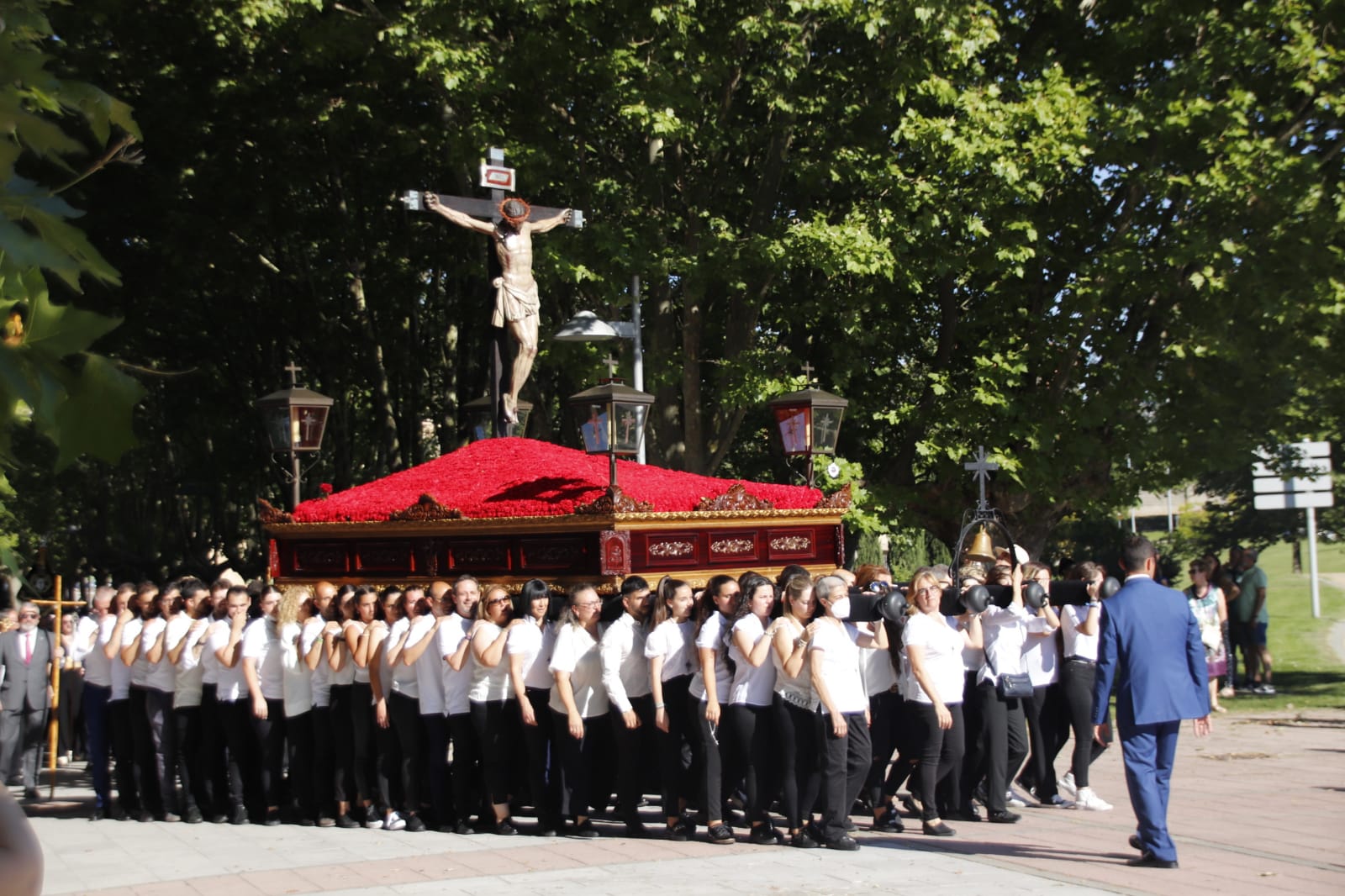 Salida en Procesión del Cristo del Amor y la Paz por su 50 aniversario