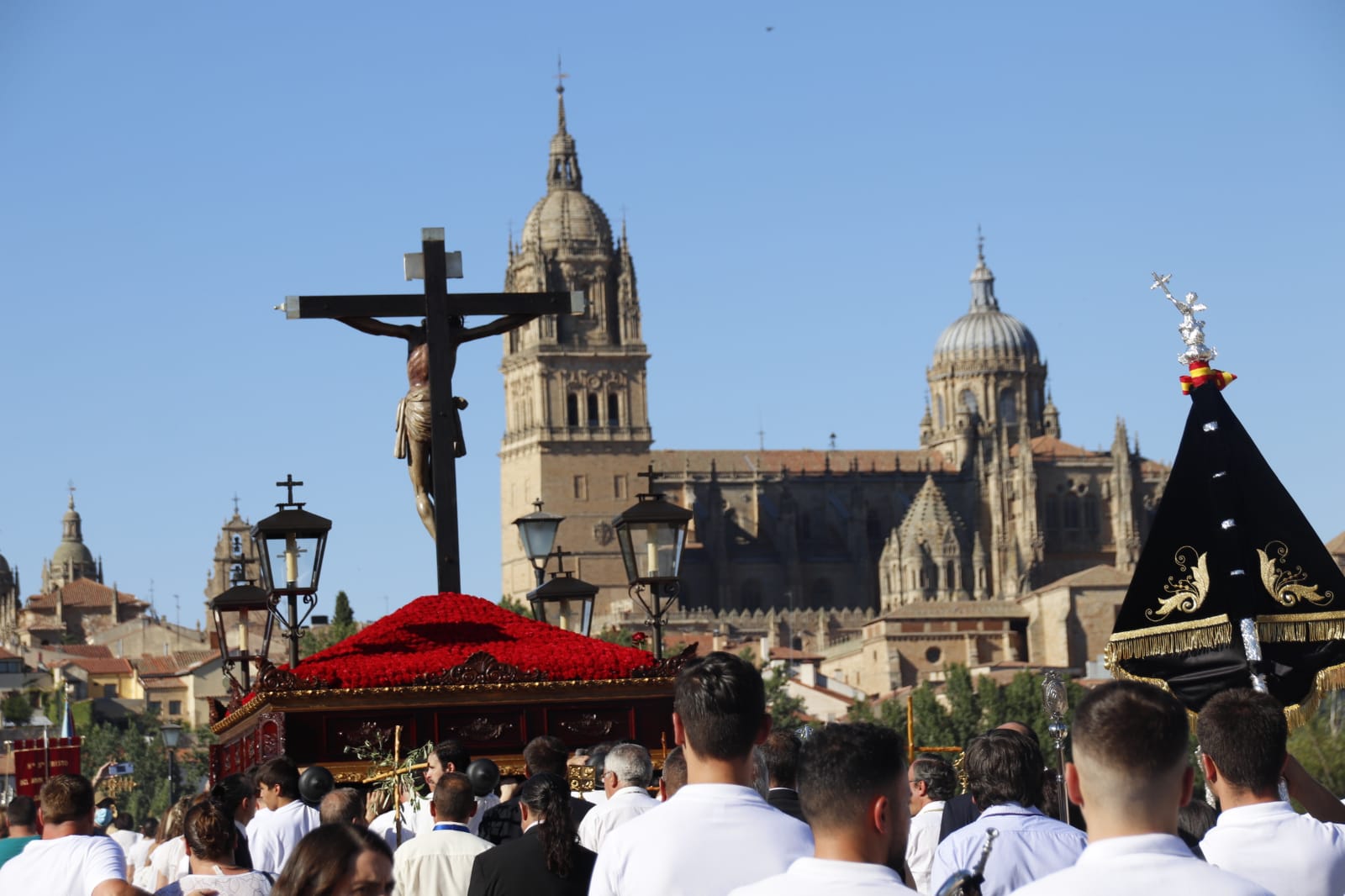 Salida en Procesión del Cristo del Amor y la Paz por su 50 aniversario