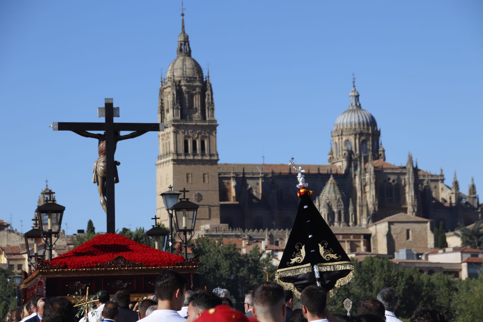 Salida en Procesión del Cristo del Amor y la Paz por su 50 aniversario