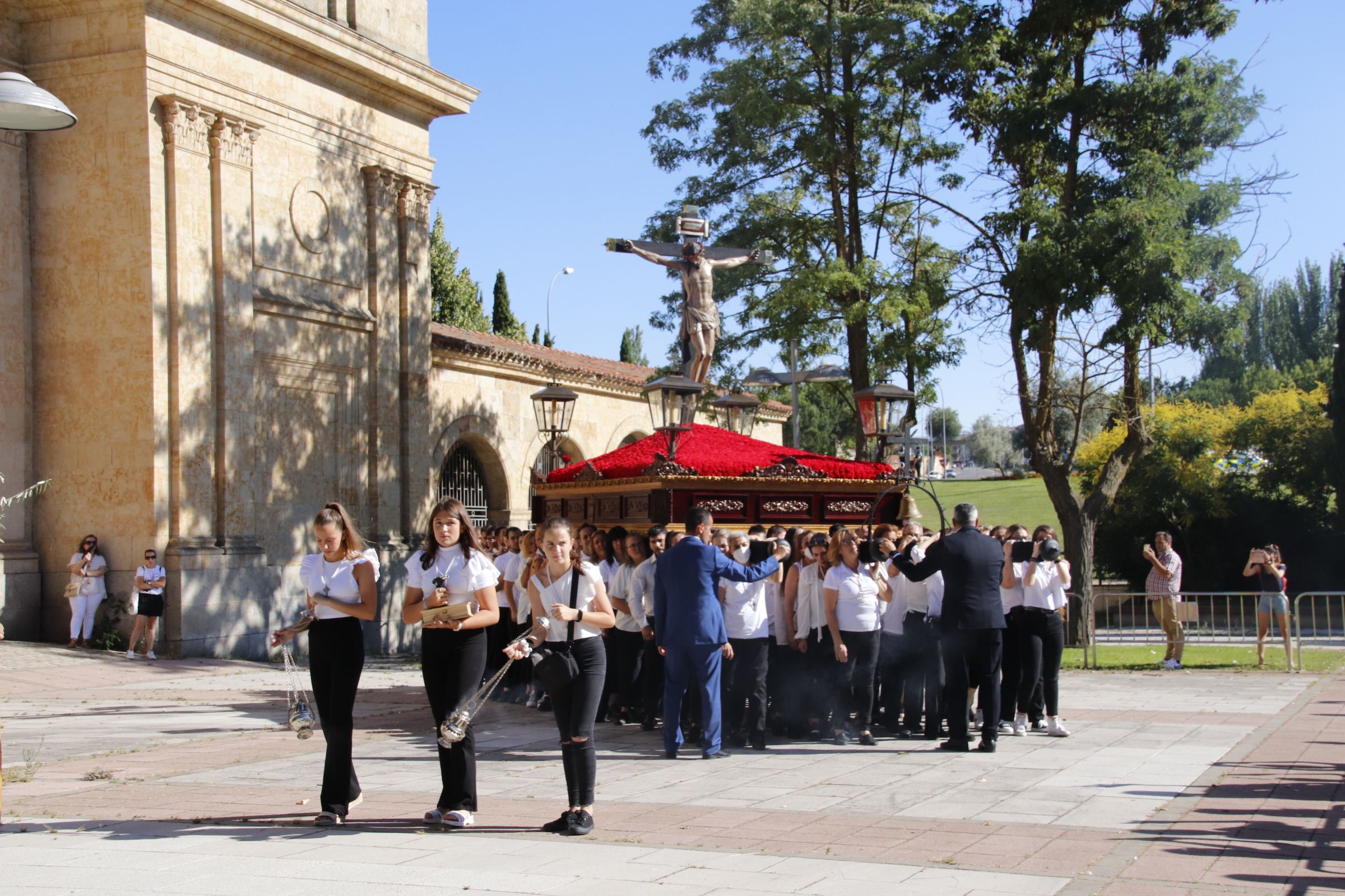 Salida en Procesión del Cristo del Amor y la Paz por su 50 aniversario