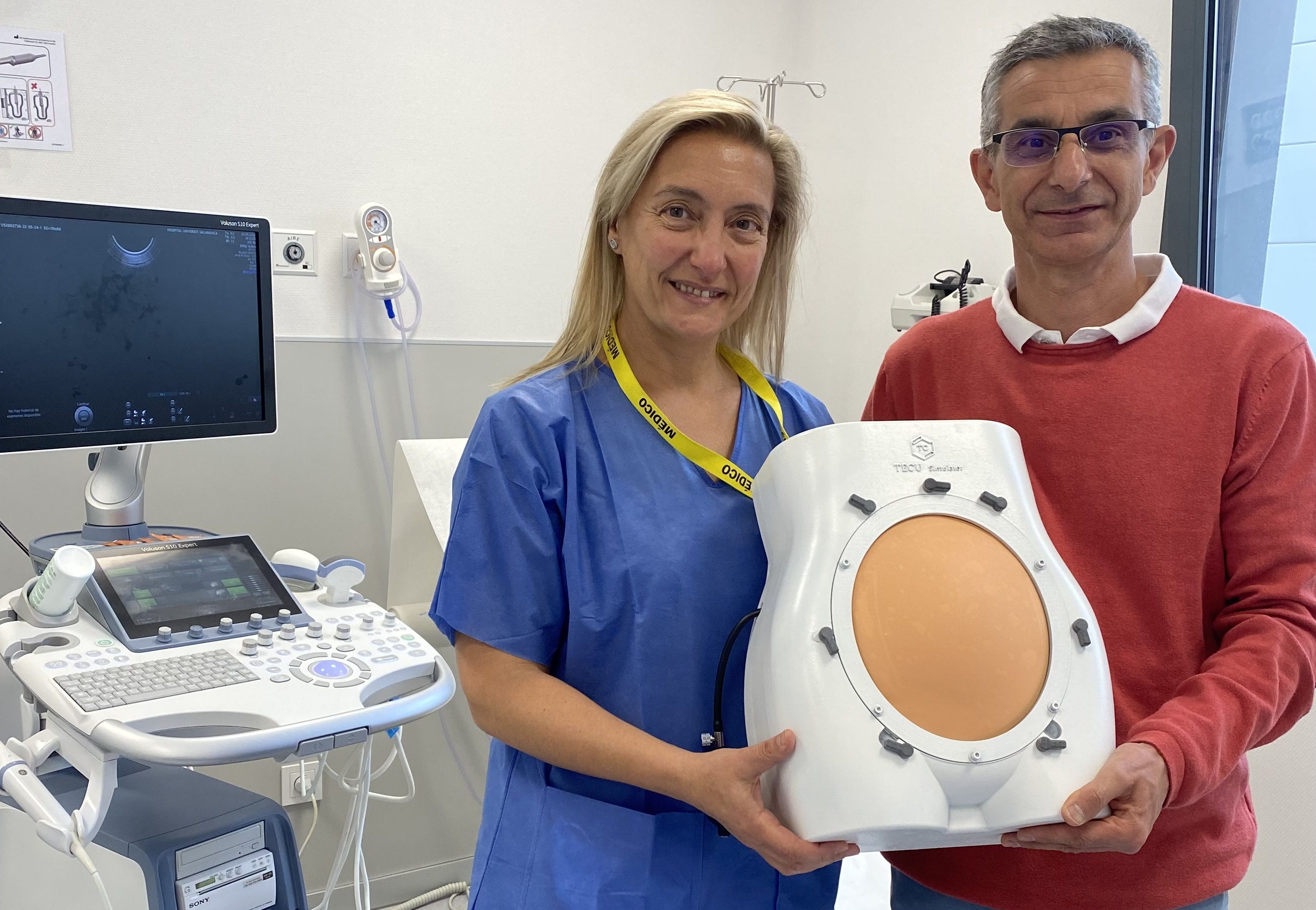 Ana Cubo y José Carlos Tejedor junto a 'TECU simulator'.