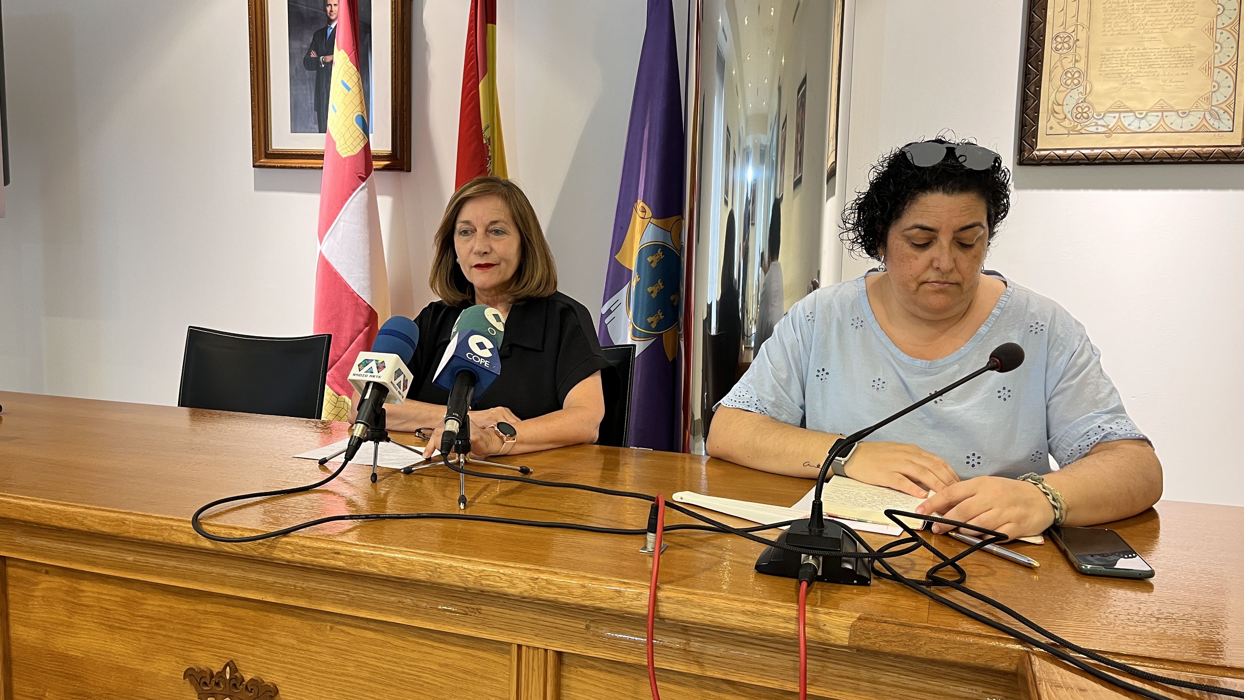 Carmen Ávila y Patro Macias han presentado el programa municipal de podología