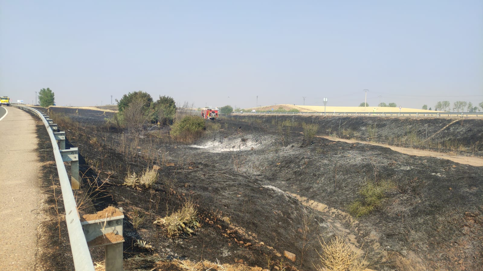 El estallido de una rueda de un camión provoca un incendio en la A-62 a la altura de Robliza de Cojos