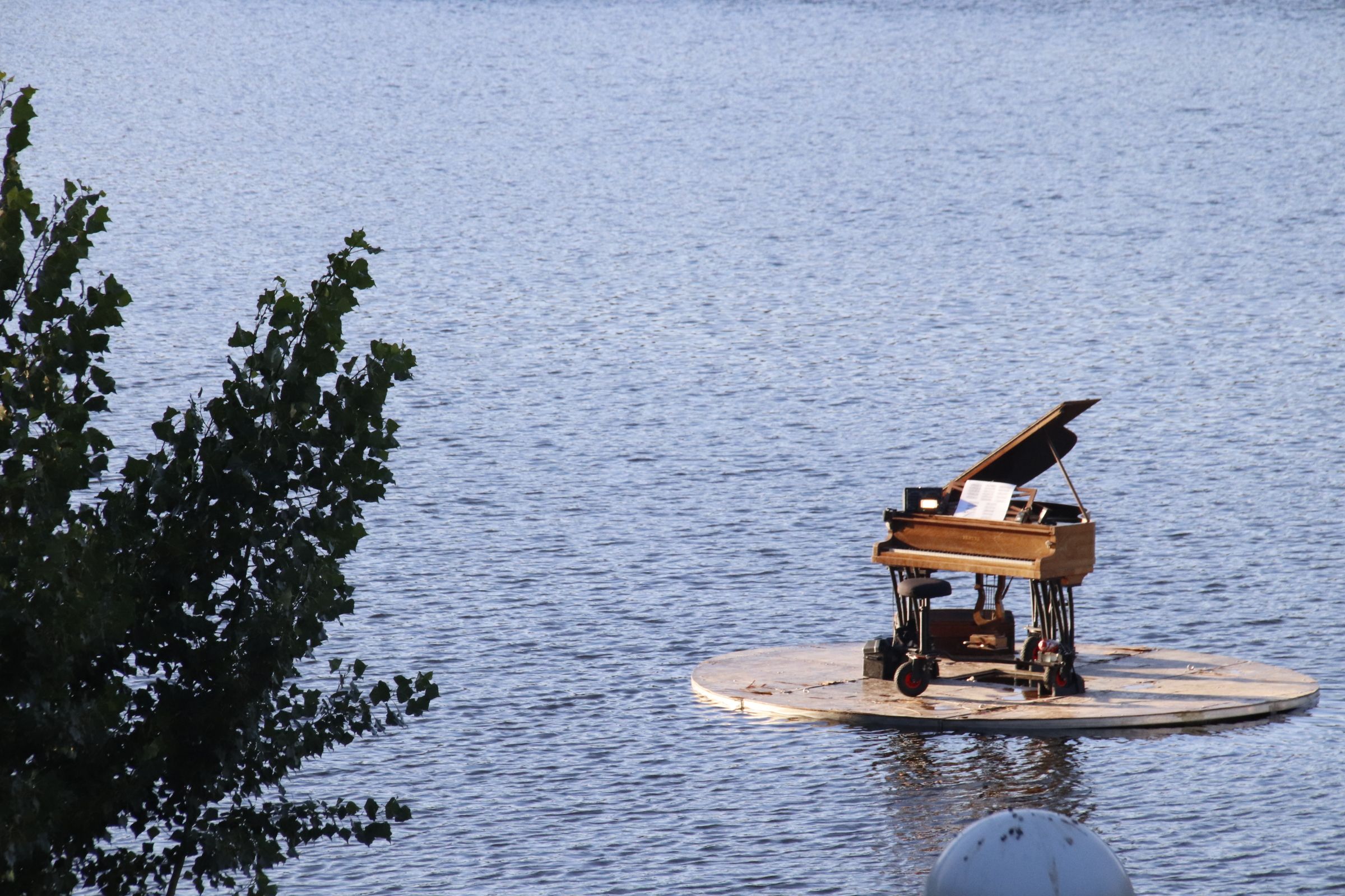 Espectáculo ‘Flota idónea. El piano flotante’