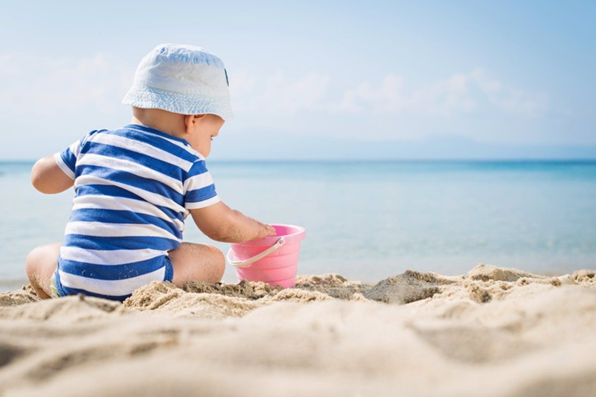 Bebé jugando en la playa | Europa press