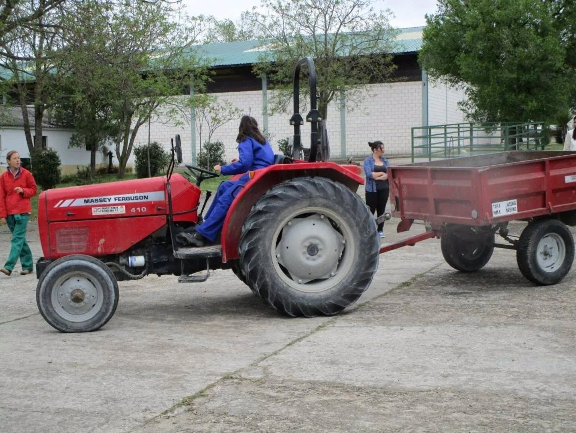 Mujeres en un tractor. Foto EP