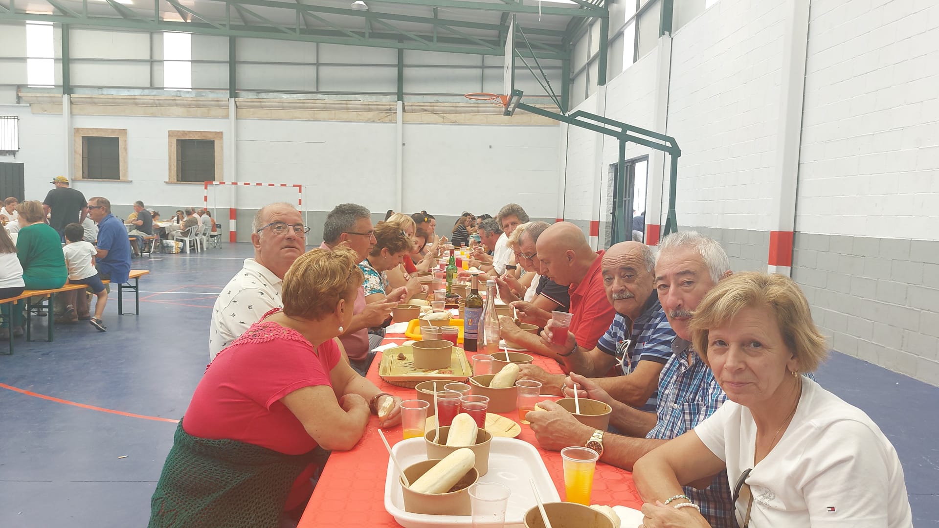 Los vecinos de Valdelosa disfrutan de una exquisita caldereta (1)