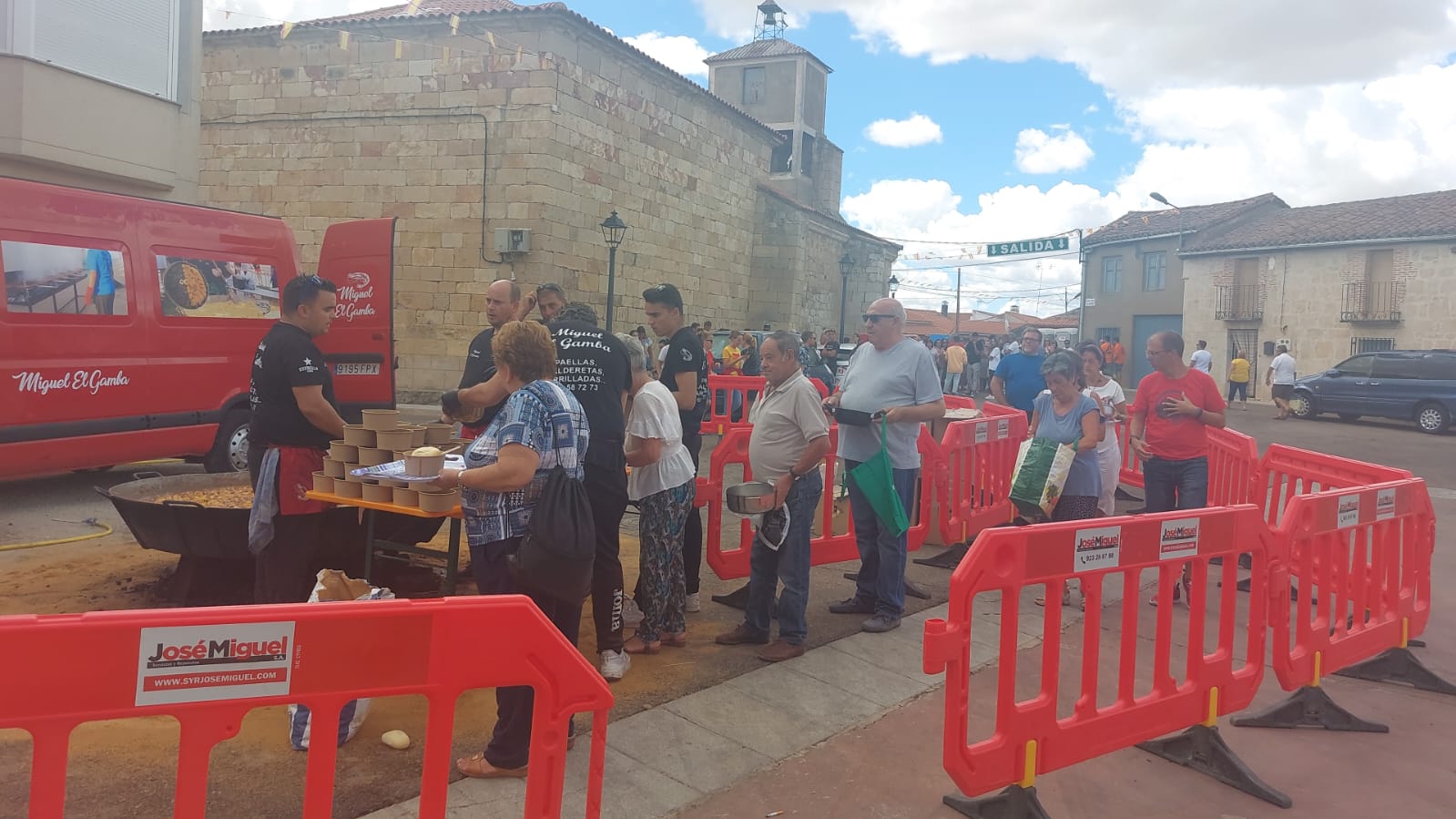 Los vecinos de Valdelosa disfrutan de una exquisita caldereta (18)