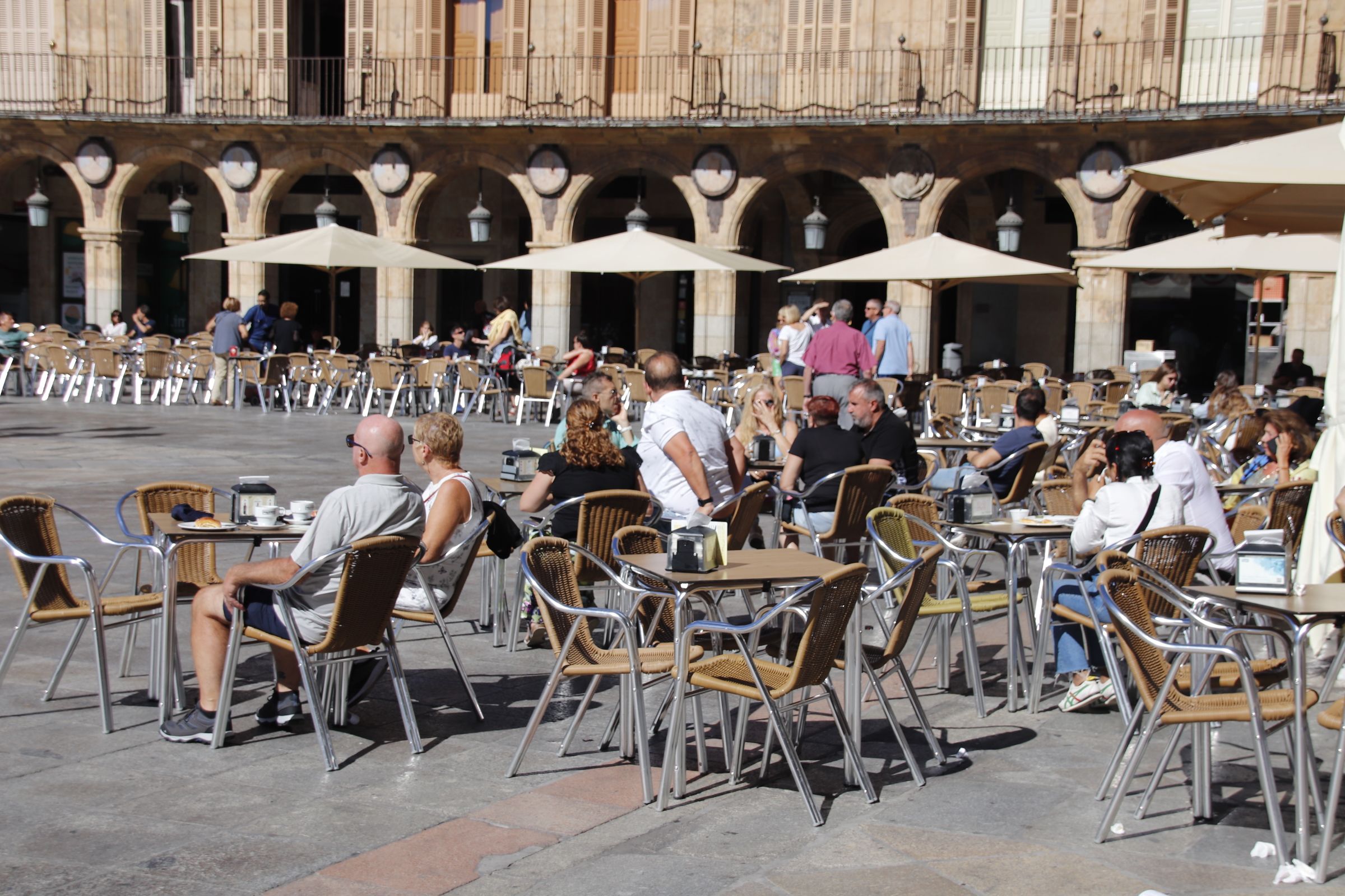 Gente en las terrazas de Salamanca en verano. Foto de archivo