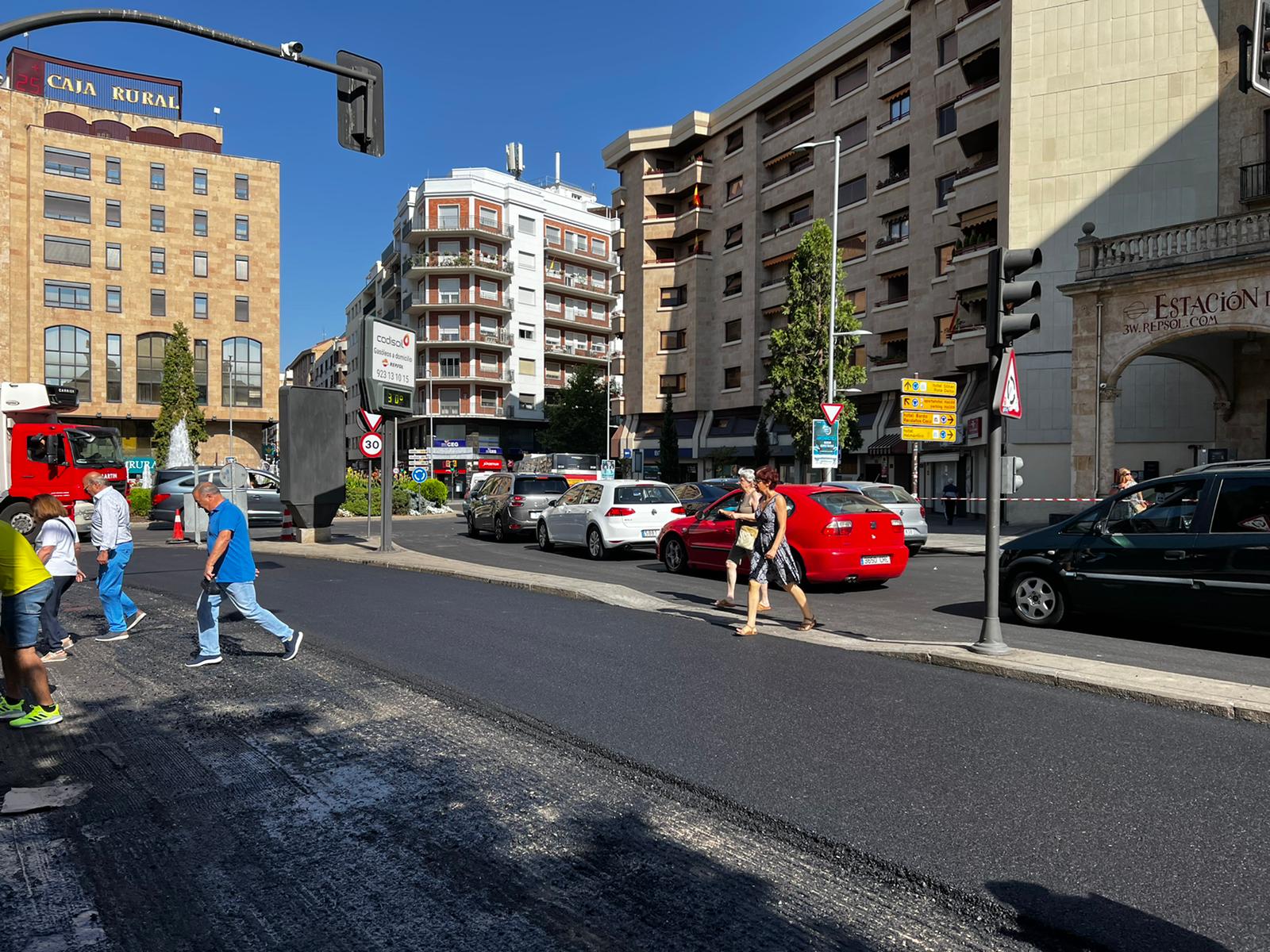 Tercer día de atascos en el centro de la ciudad por las obras en la avenida de Mirat