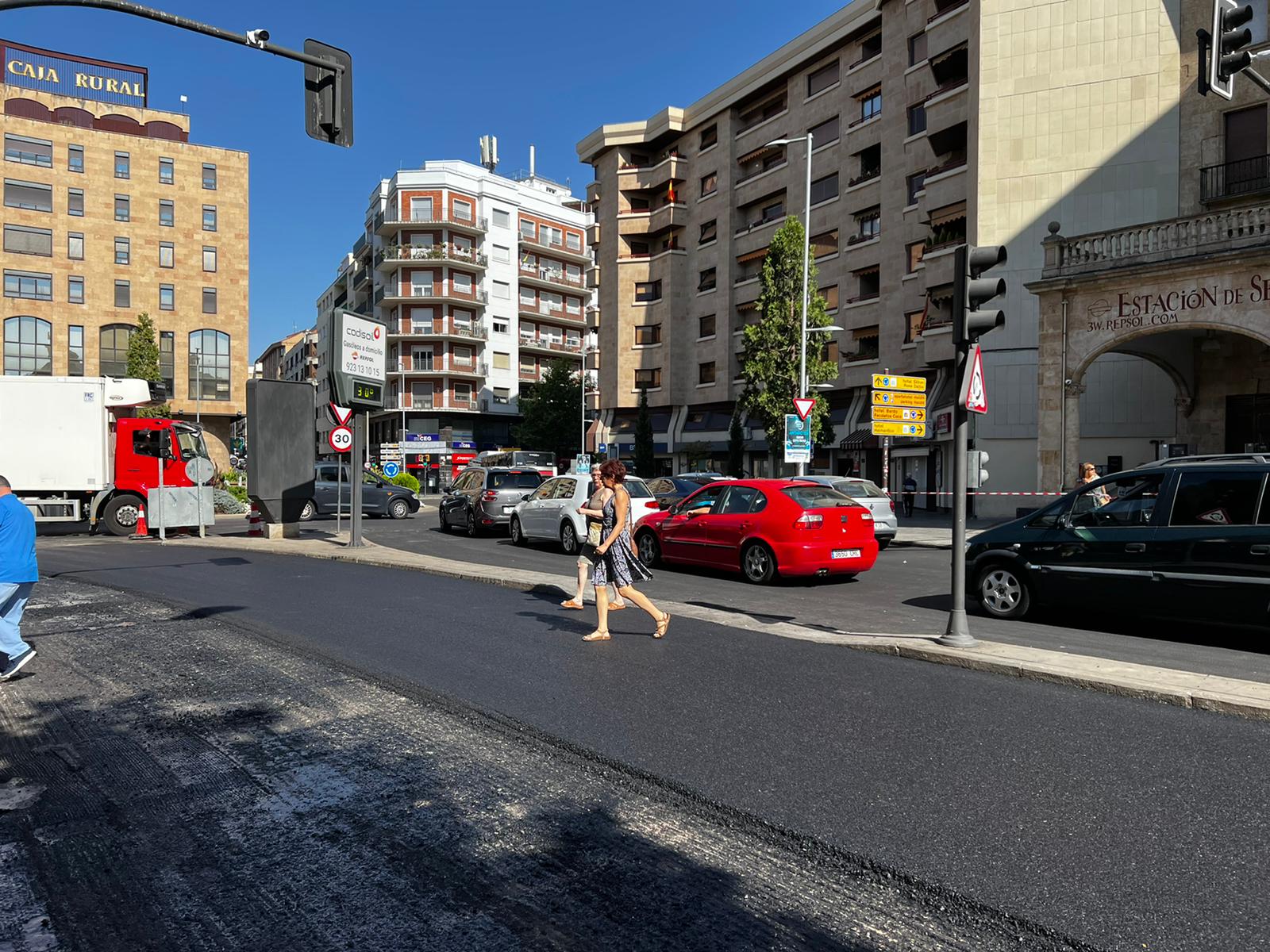 Tercer día de atascos en el centro de la ciudad por las obras en la avenida de Mirat