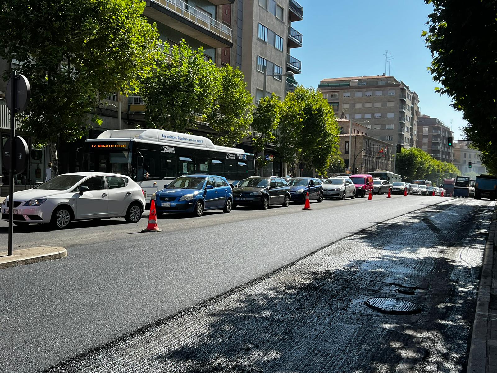 Tercer día de atascos en el centro de la ciudad por las obras en la avenida de Mirat