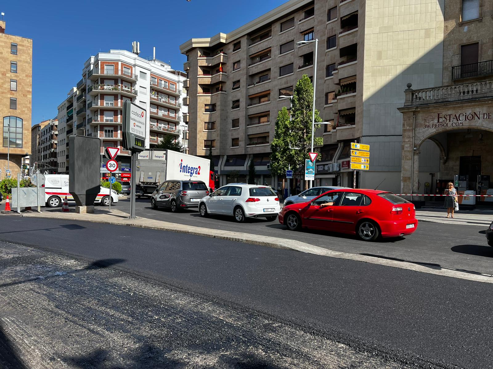 Tercer día de atascos en el centro de la ciudad por las obras en la avenida de Mirat