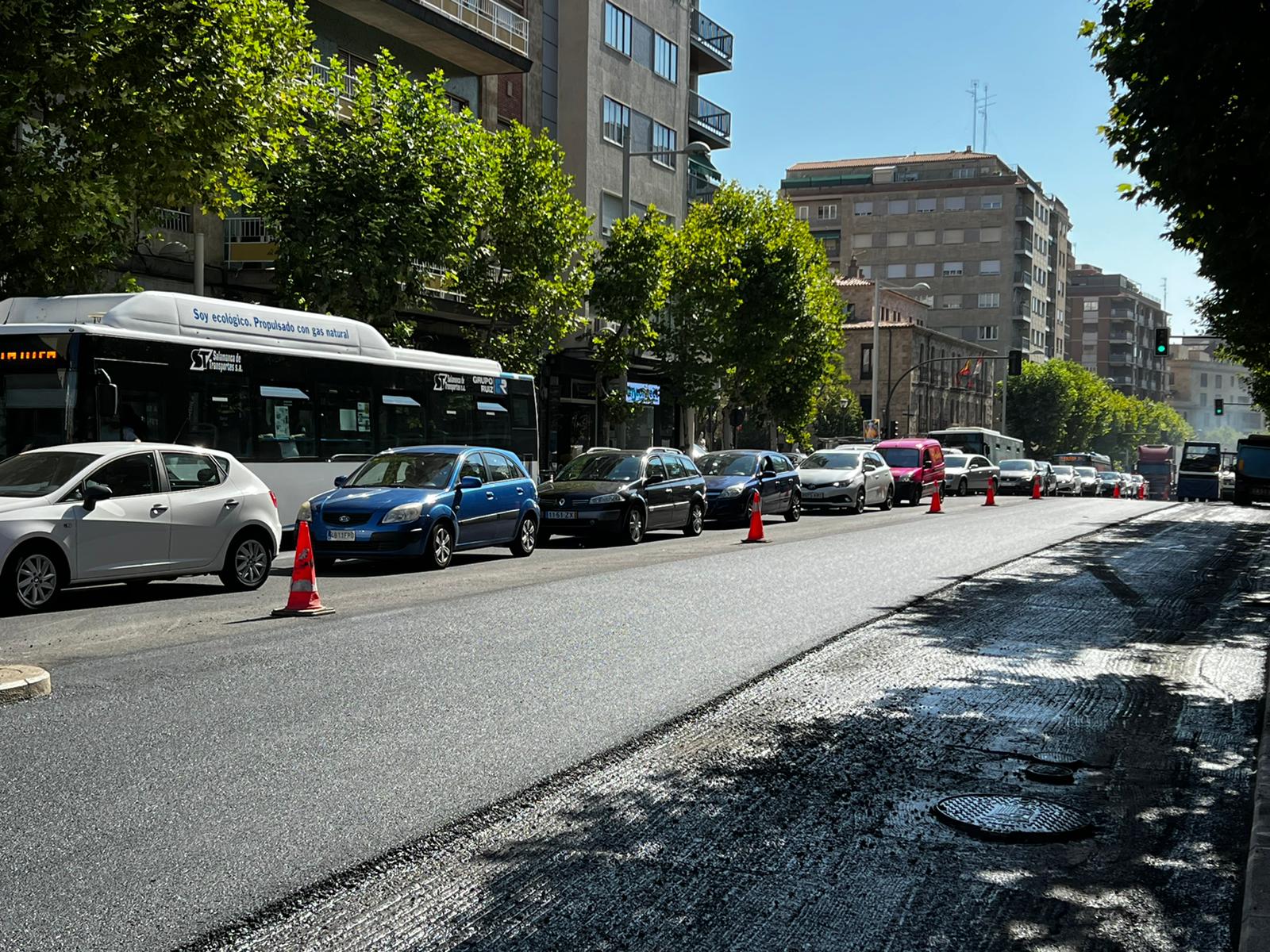 Tercer día de atascos en el centro de la ciudad por las obras en la avenida de Mirat