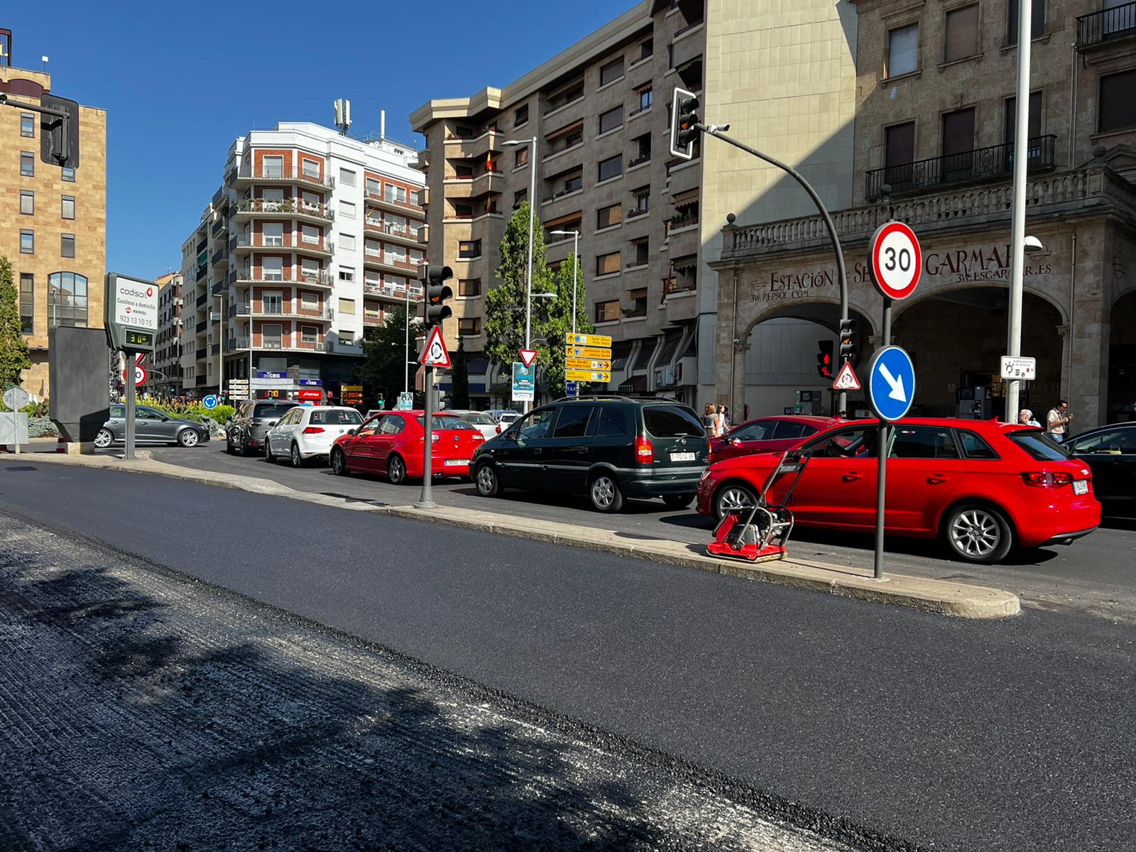 Tercer día de atascos en el centro de la ciudad por las obras en la avenida de Mirat