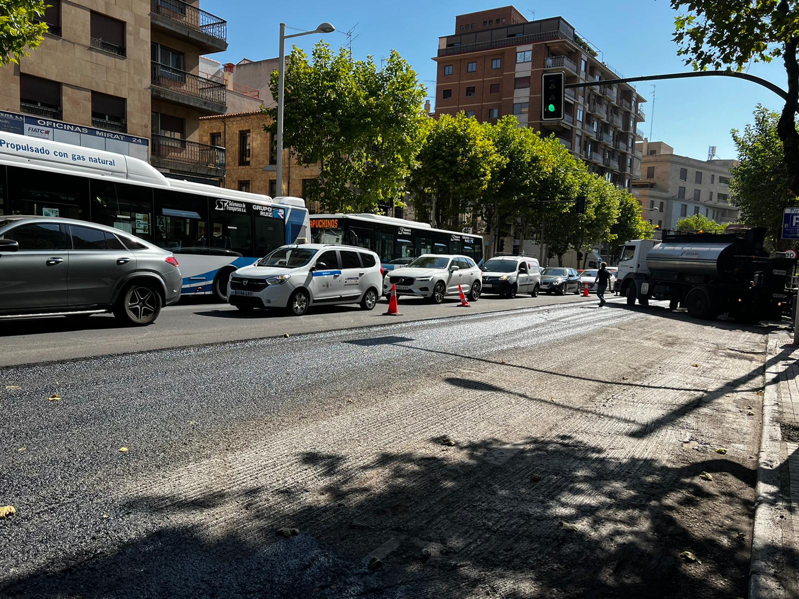 Trabajos de asfaltado en la avenida de Mirat