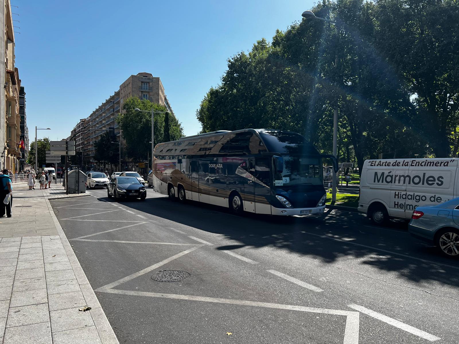 Tercer día de atascos en el centro de la ciudad por las obras en la avenida de Mirat