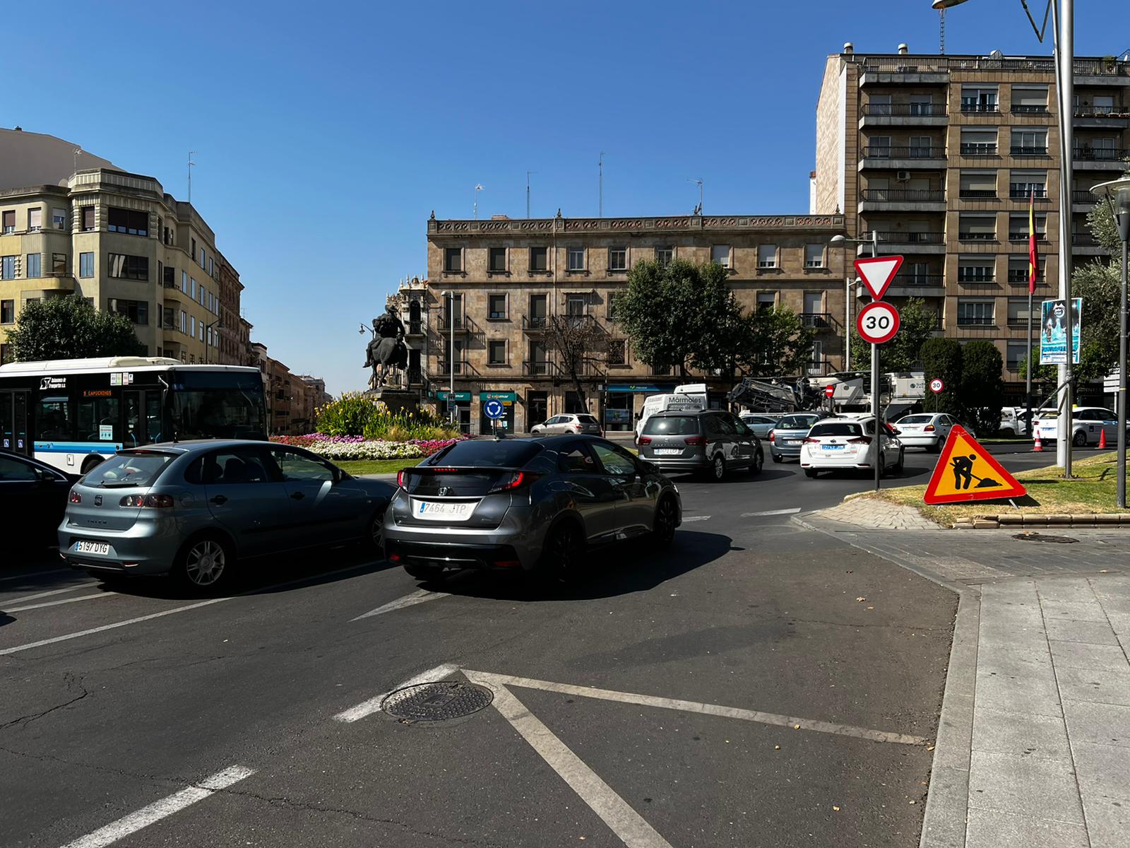 Tercer día de atascos en el centro de la ciudad por las obras en la avenida de Mirat